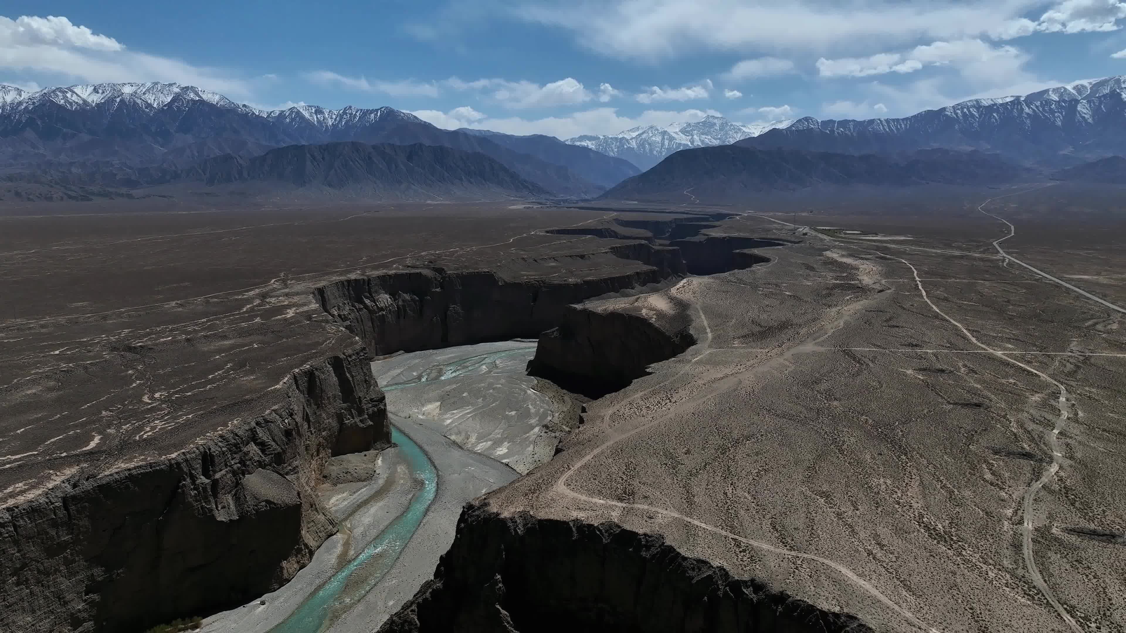 航拍甘肃嘉峪关讨赖河大峡谷30视频素材画面2