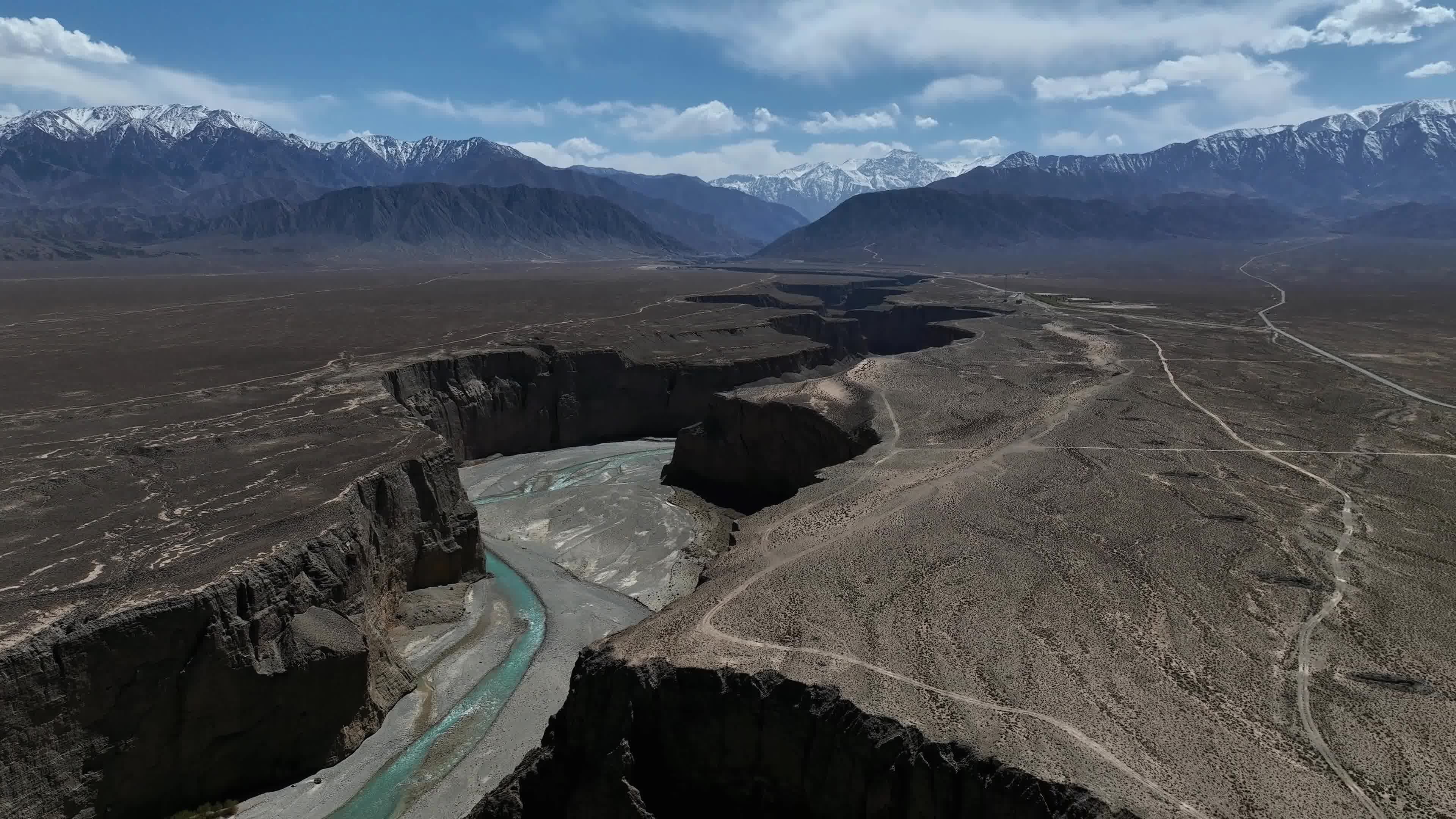 航拍甘肃嘉峪关讨赖河大峡谷30视频素材画面3