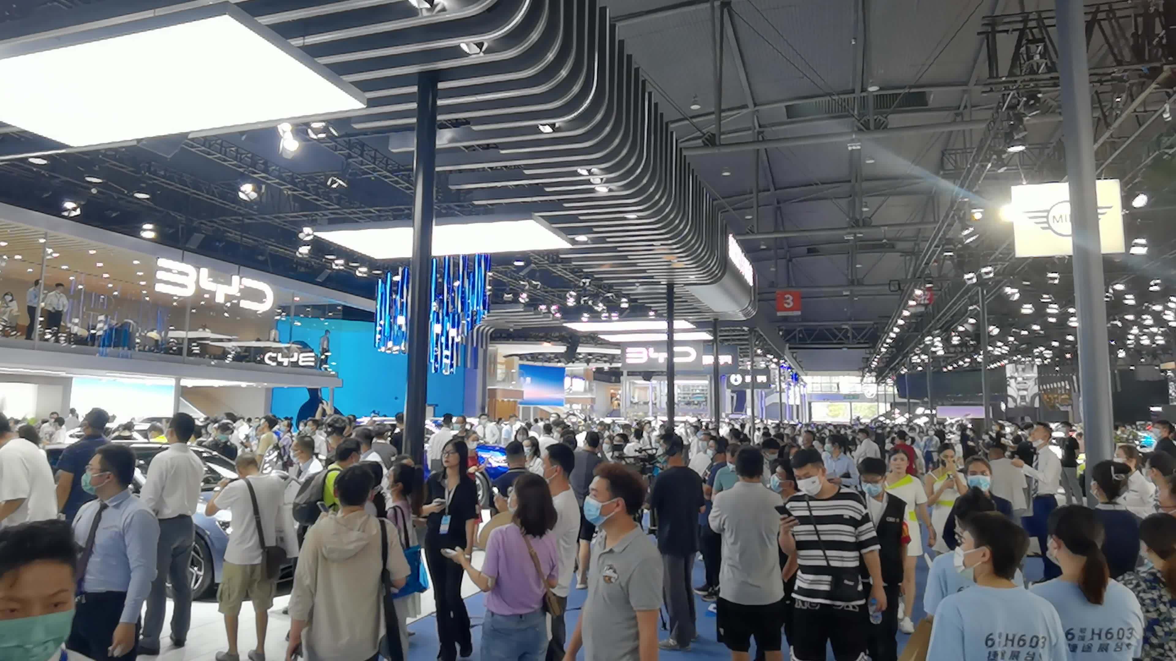 第二十五届成都国际汽车展览会纪实视频素材画面1