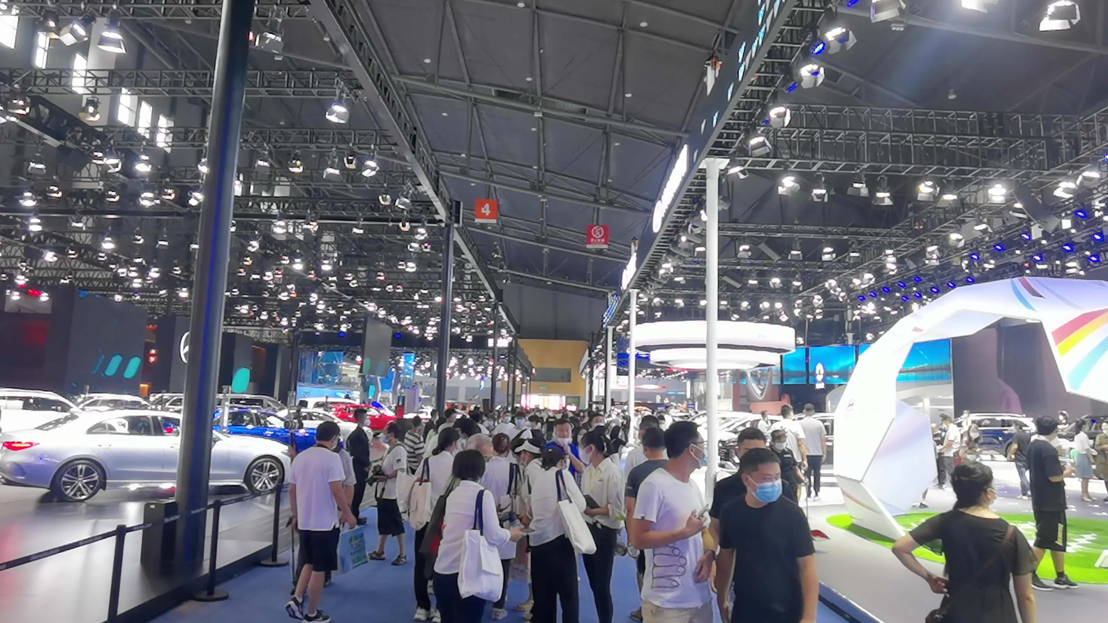 第二十五届成都国际汽车展览会纪实视频素材画面1