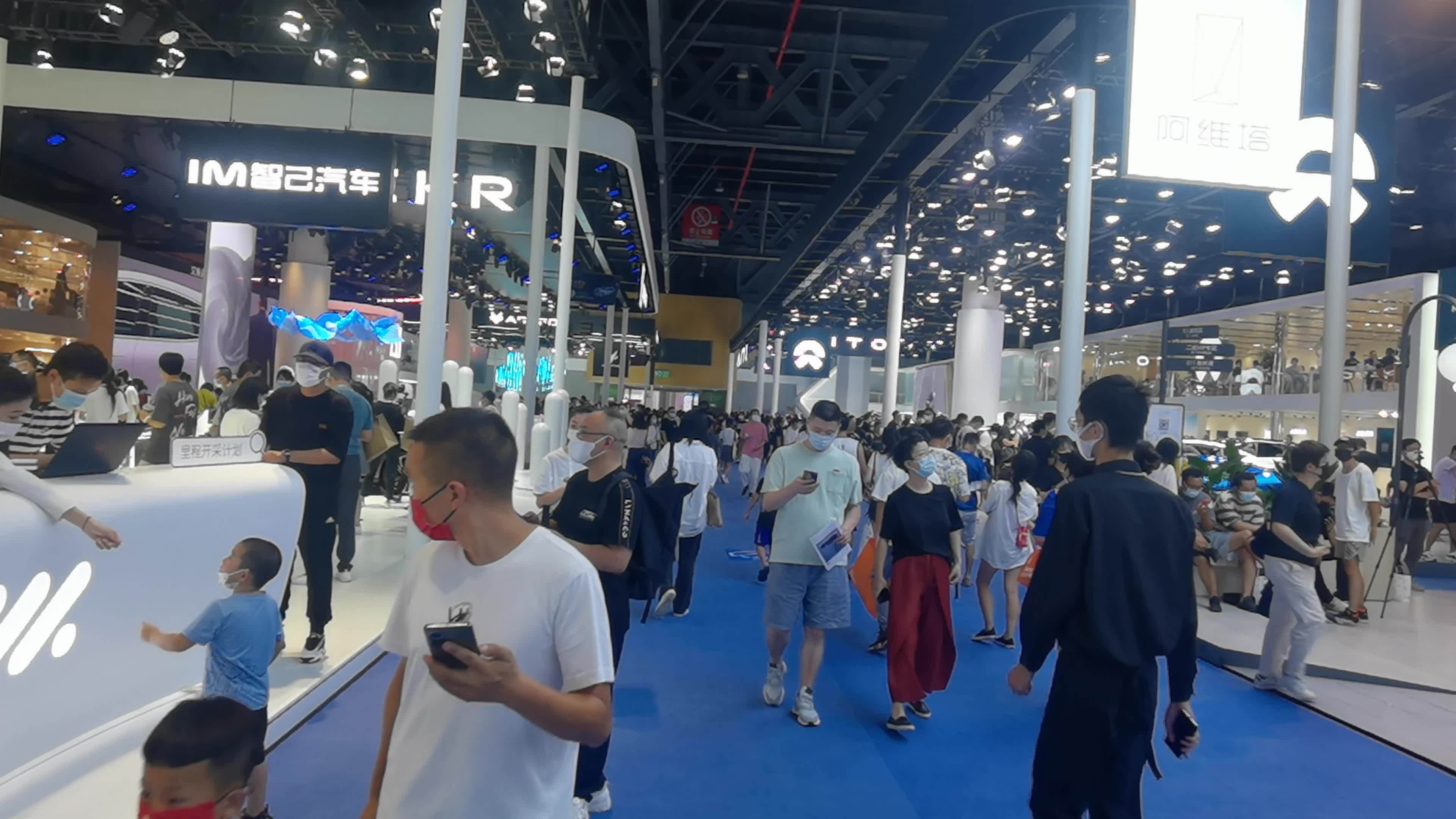 第二十五届成都国际汽车展览会视频素材画面1