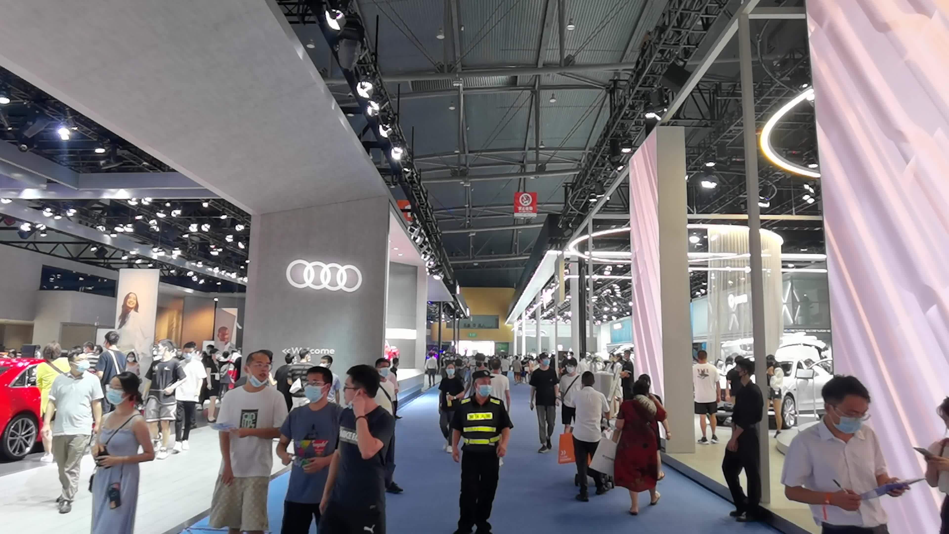 第二十五届成都国际汽车展览会视频素材画面1