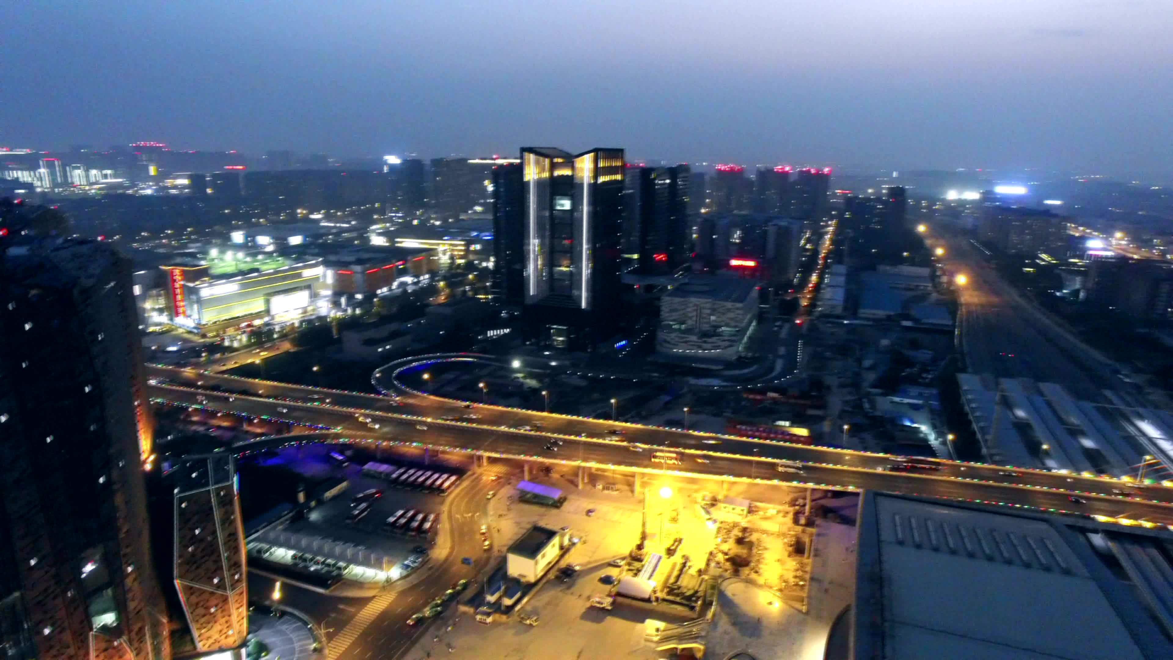 成都市火车南站凯德广场夜景航拍视频素材画面1
