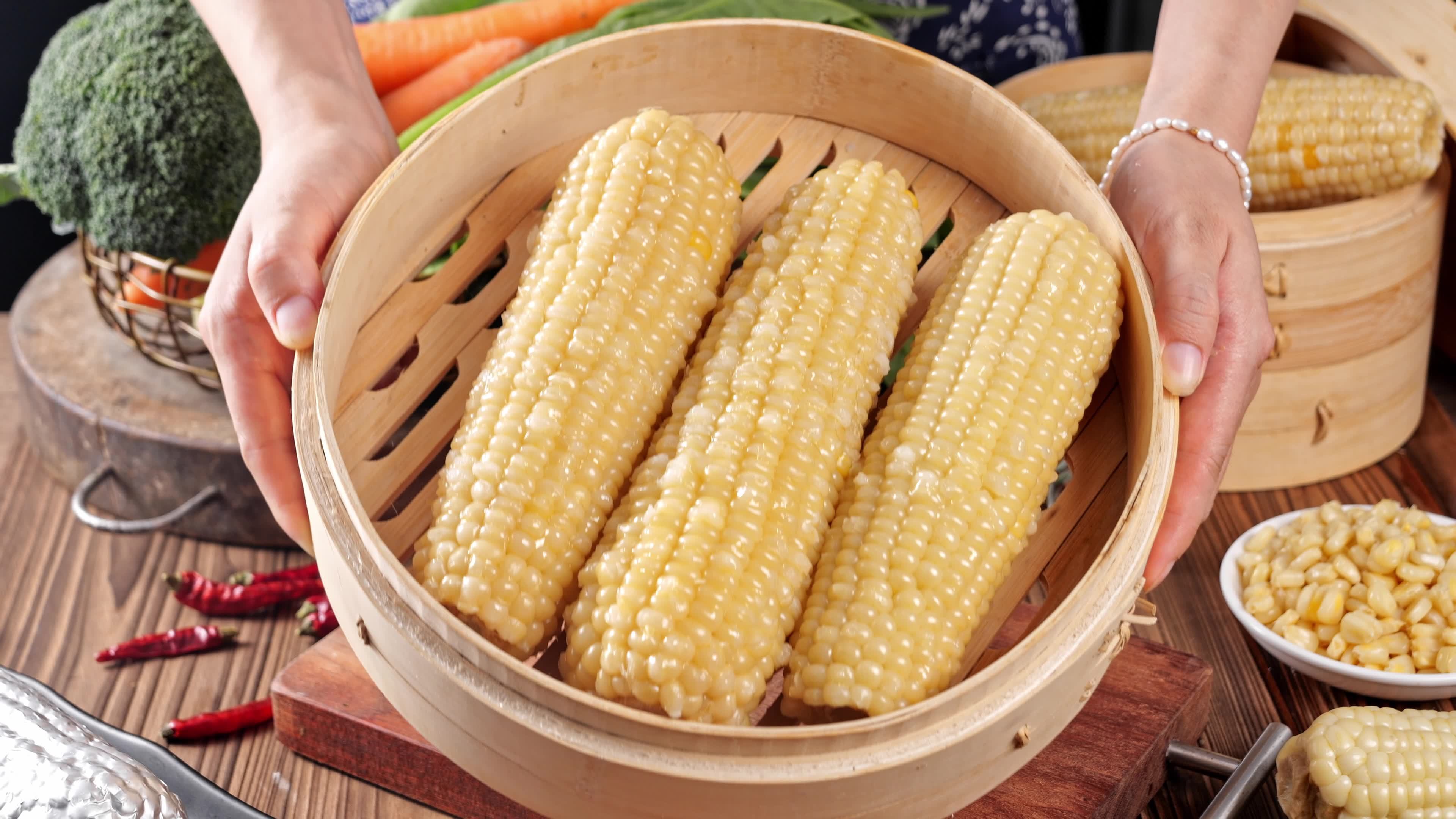 白玉米 甜糯玉米 白糯玉米 蒸玉米视频素材画面1