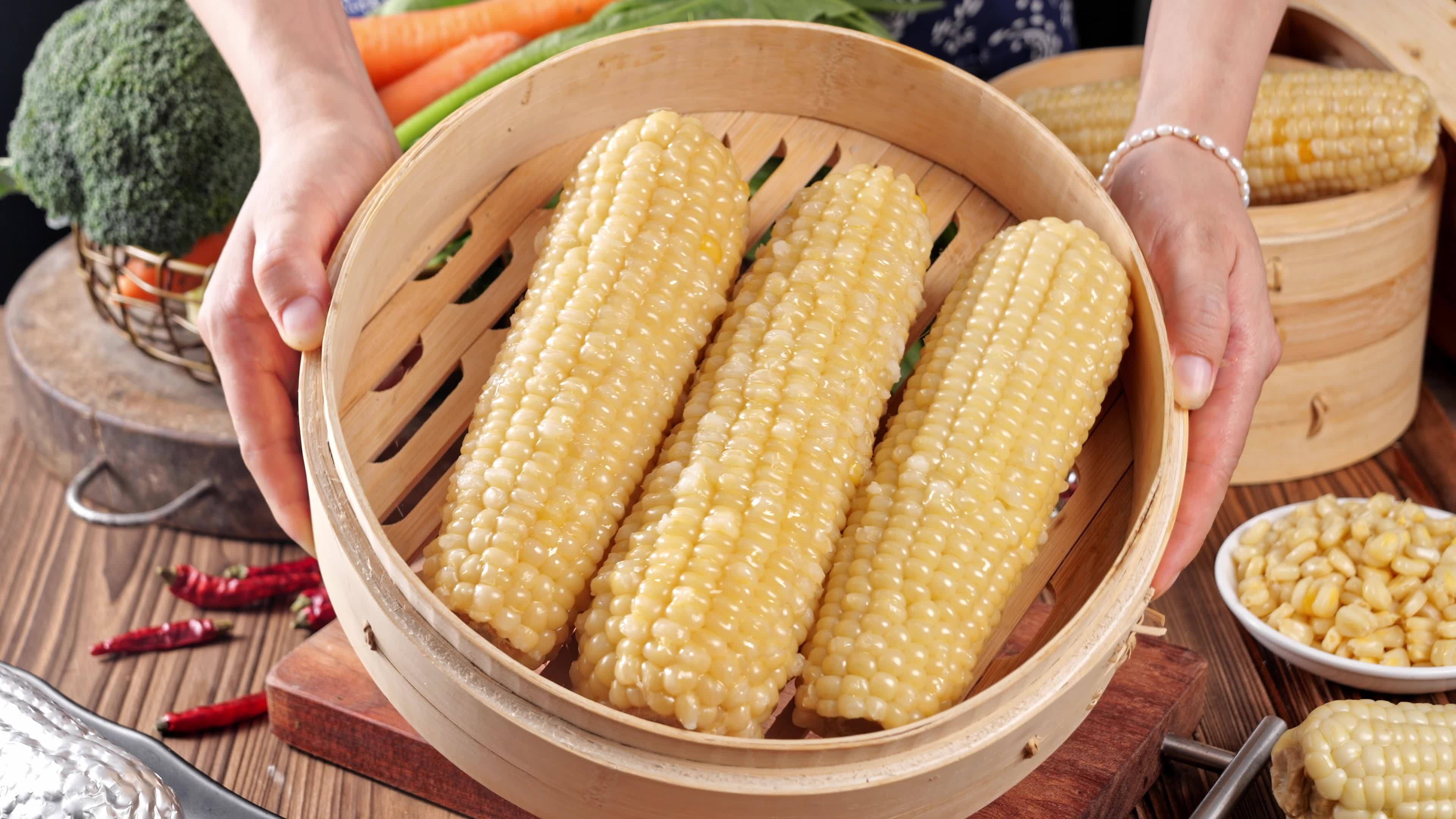 白玉米 甜糯玉米 白糯玉米 蒸玉米视频素材画面2