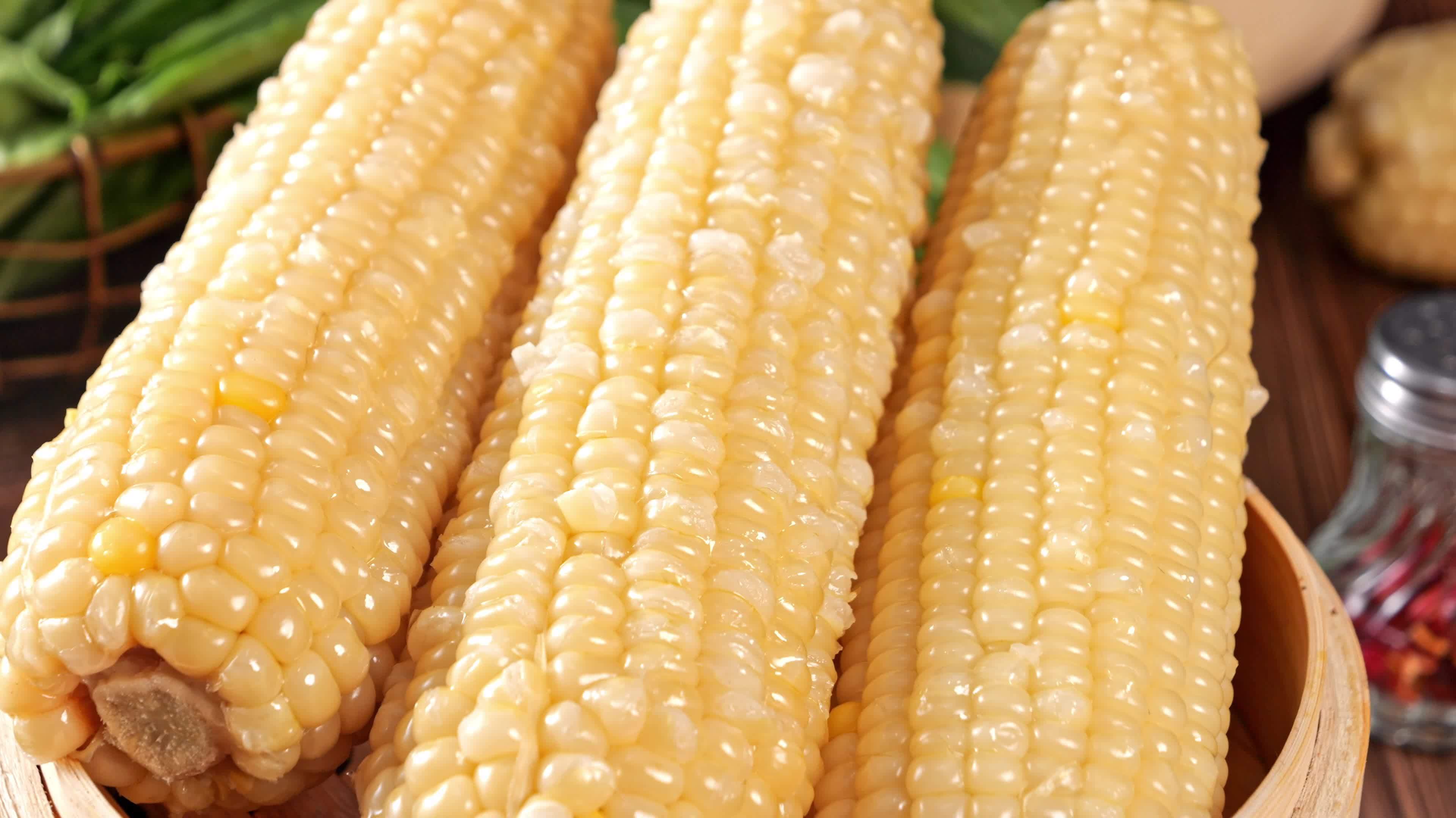 白玉米 甜糯玉米 白糯玉米 蒸玉米视频素材画面4