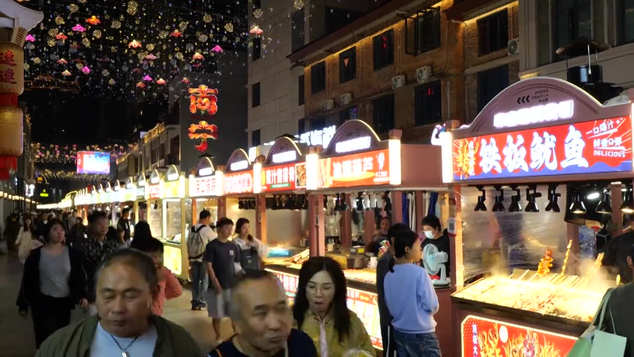 南宁中山路游客人群逛街美食街夜市节日视频素材画面1