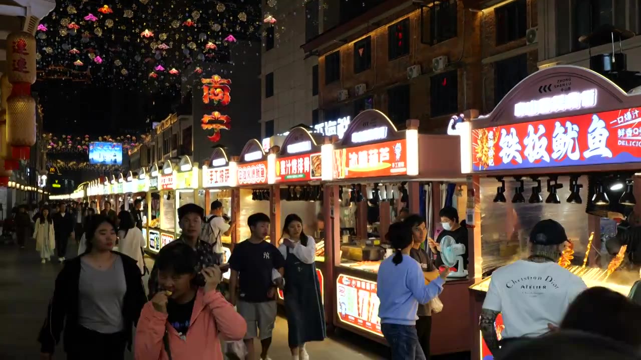 南宁中山路游客人群逛街美食街夜市节日视频素材画面3