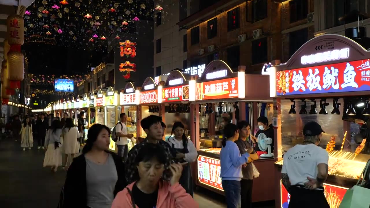 南宁中山路游客人群逛街美食街夜市节日视频素材画面4