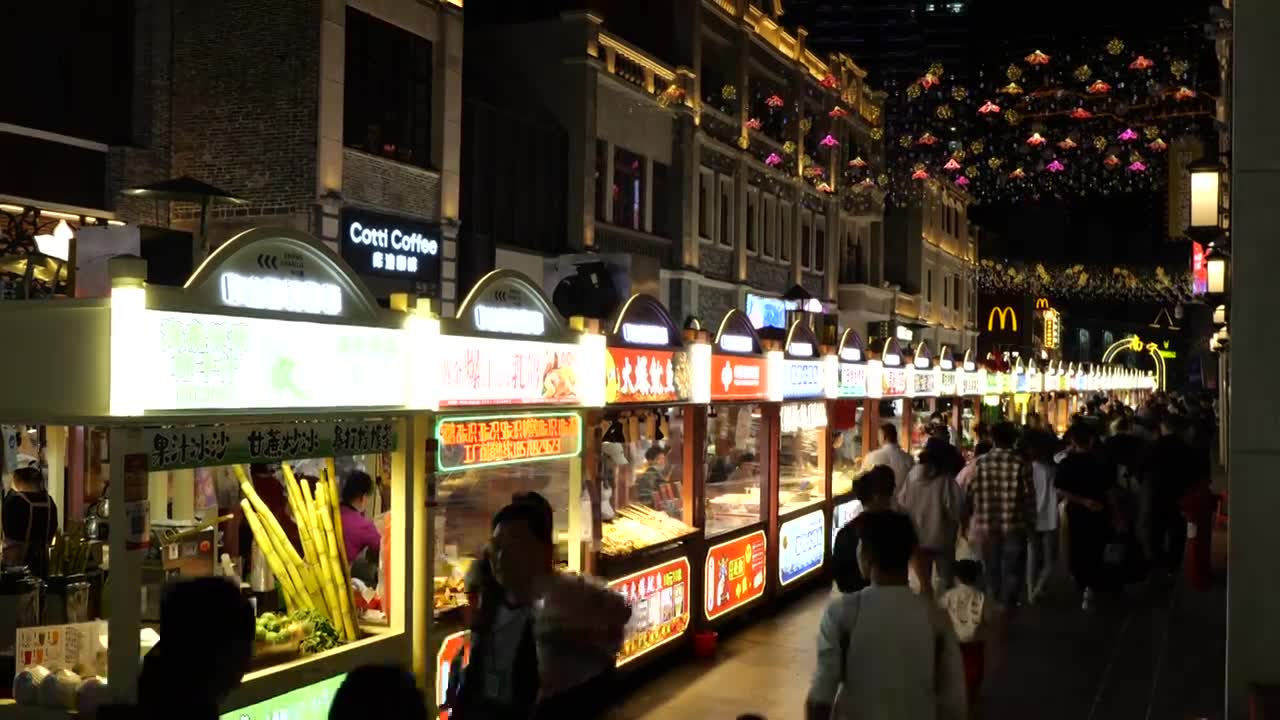 南宁中山路游客人群逛街美食街夜市节日视频素材画面1