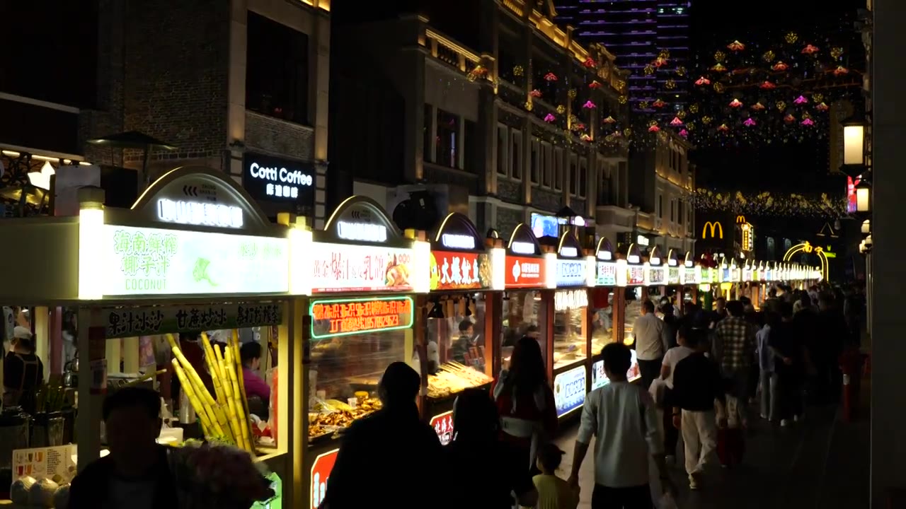 南宁中山路游客人群逛街美食街夜市节日视频素材画面3