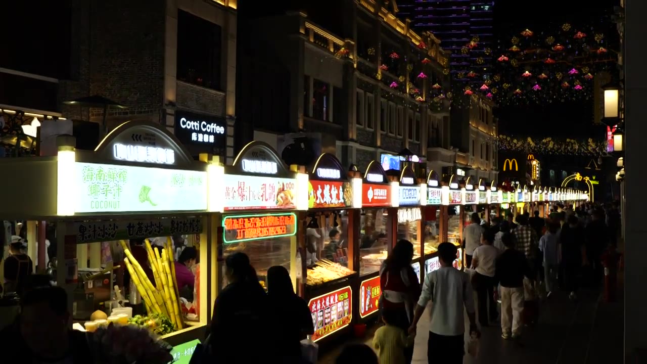 南宁中山路游客人群逛街美食街夜市节日视频素材画面4
