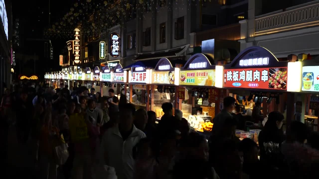 南宁中山路游客人群逛街美食街夜市节日视频素材画面1