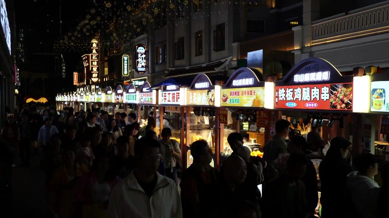 南宁中山路游客人群逛街美食街夜市节日视频素材画面3