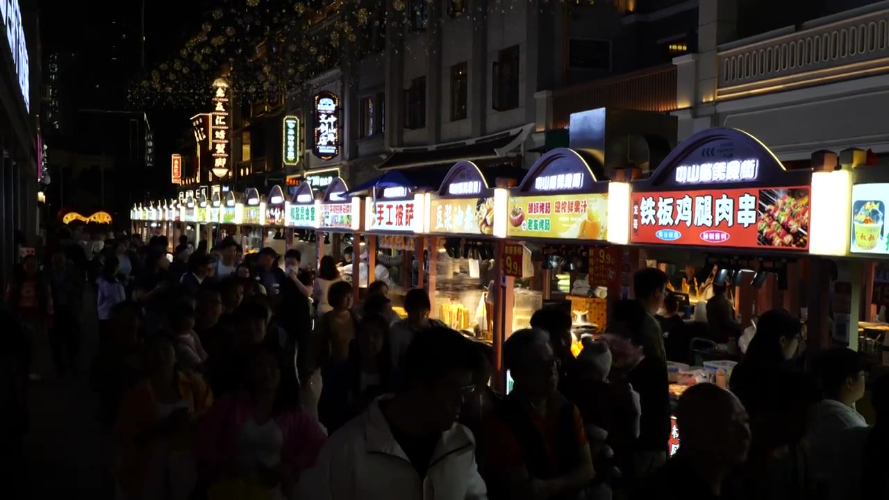 南宁中山路游客人群逛街美食街夜市节日视频素材画面4