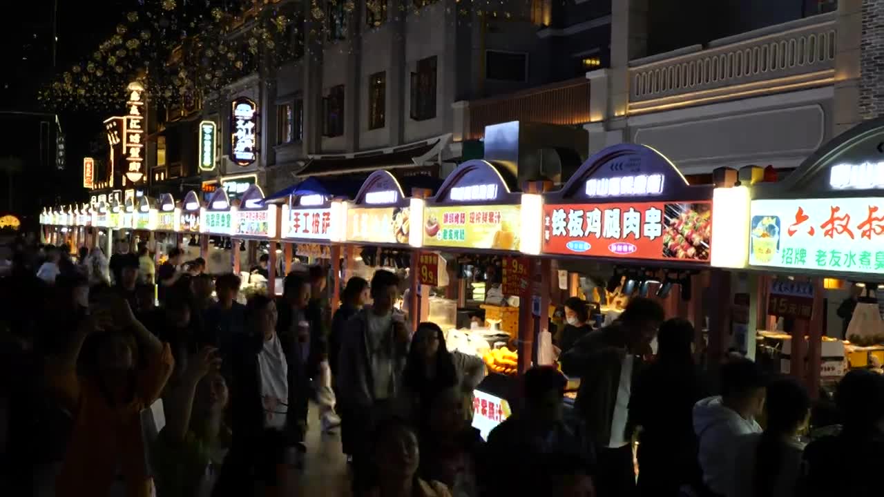南宁中山路游客人群逛街美食街夜市节日视频素材画面1