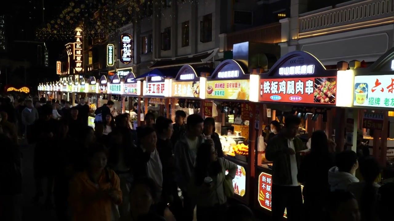 南宁中山路游客人群逛街美食街夜市节日视频素材画面3
