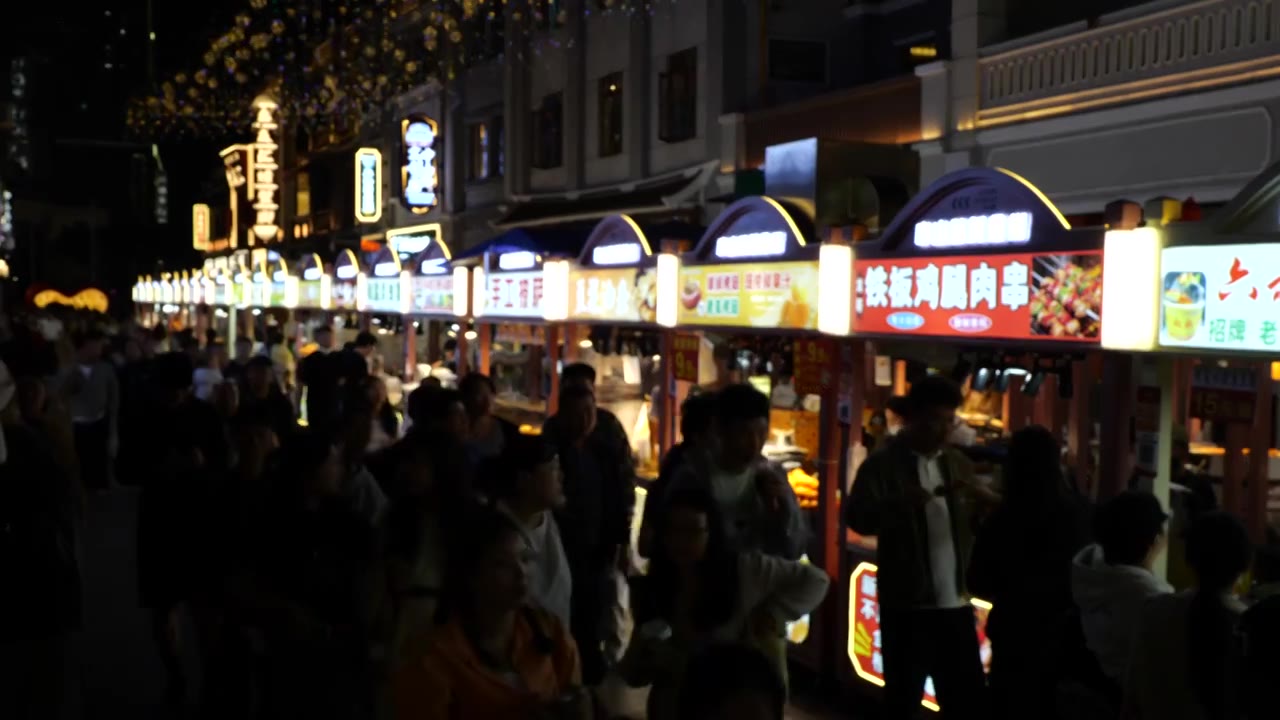 南宁中山路游客人群逛街美食街夜市节日视频素材画面4