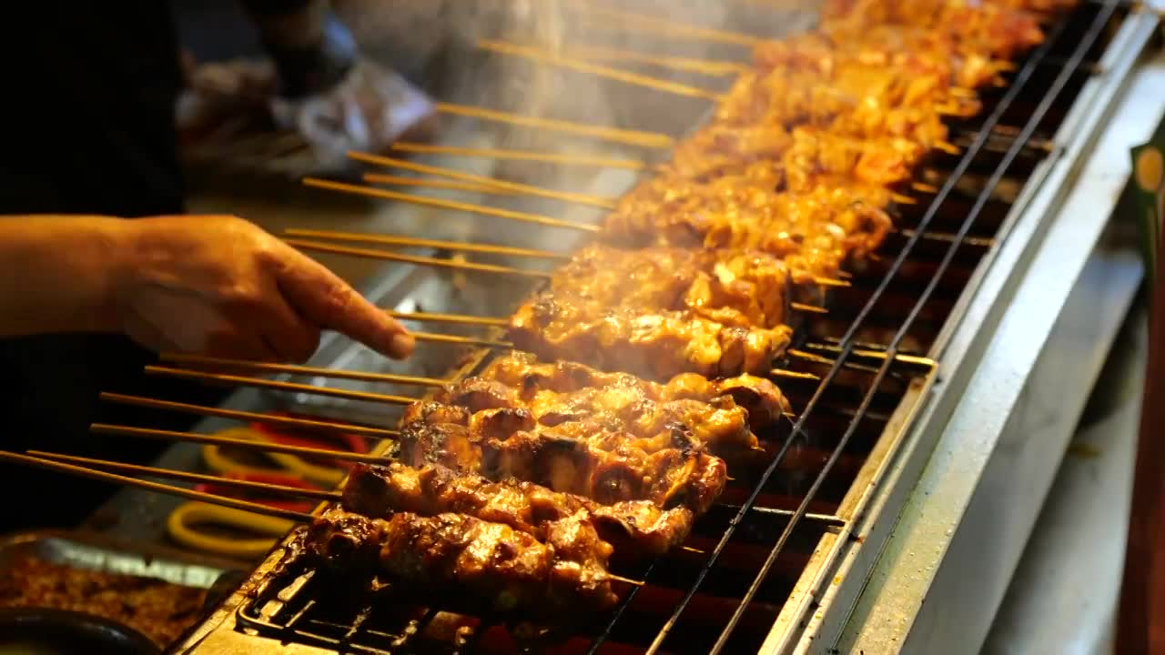 南宁中山路网红美食蜜汁排骨烧烤制作美食街视频素材画面1
