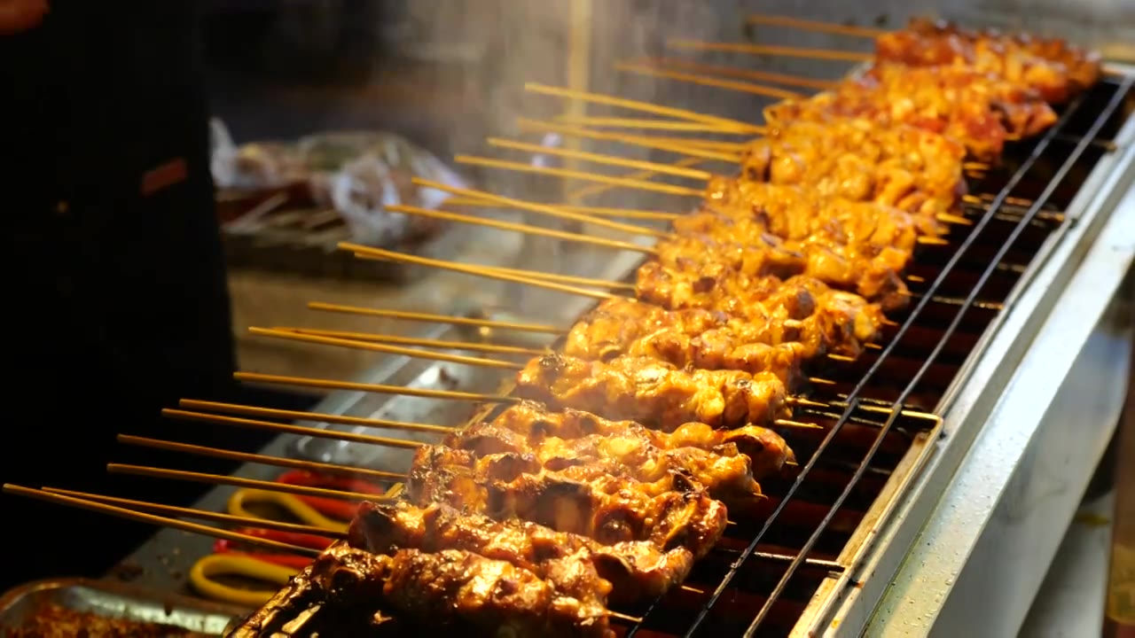南宁中山路网红美食蜜汁排骨烧烤制作美食街视频素材画面4
