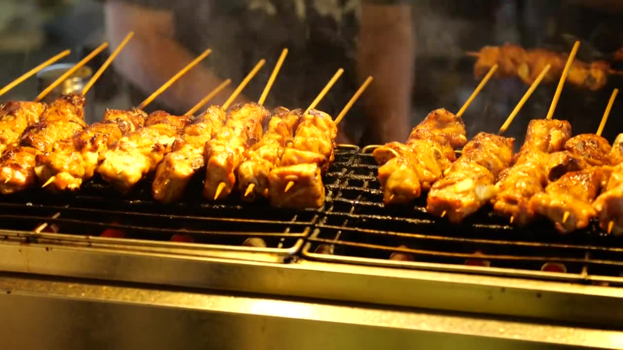 南宁中山路网红美食蜜汁排骨烧烤制作美食街视频素材画面1