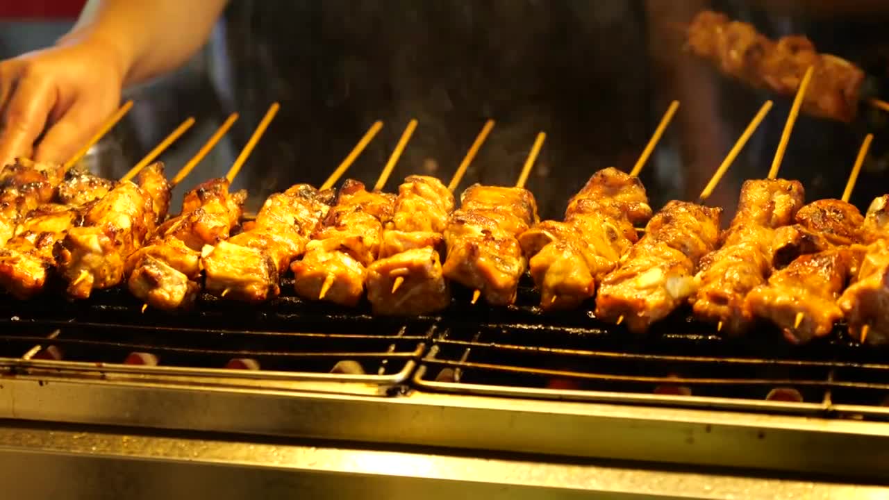 南宁中山路网红美食蜜汁排骨烧烤制作美食街视频素材画面1