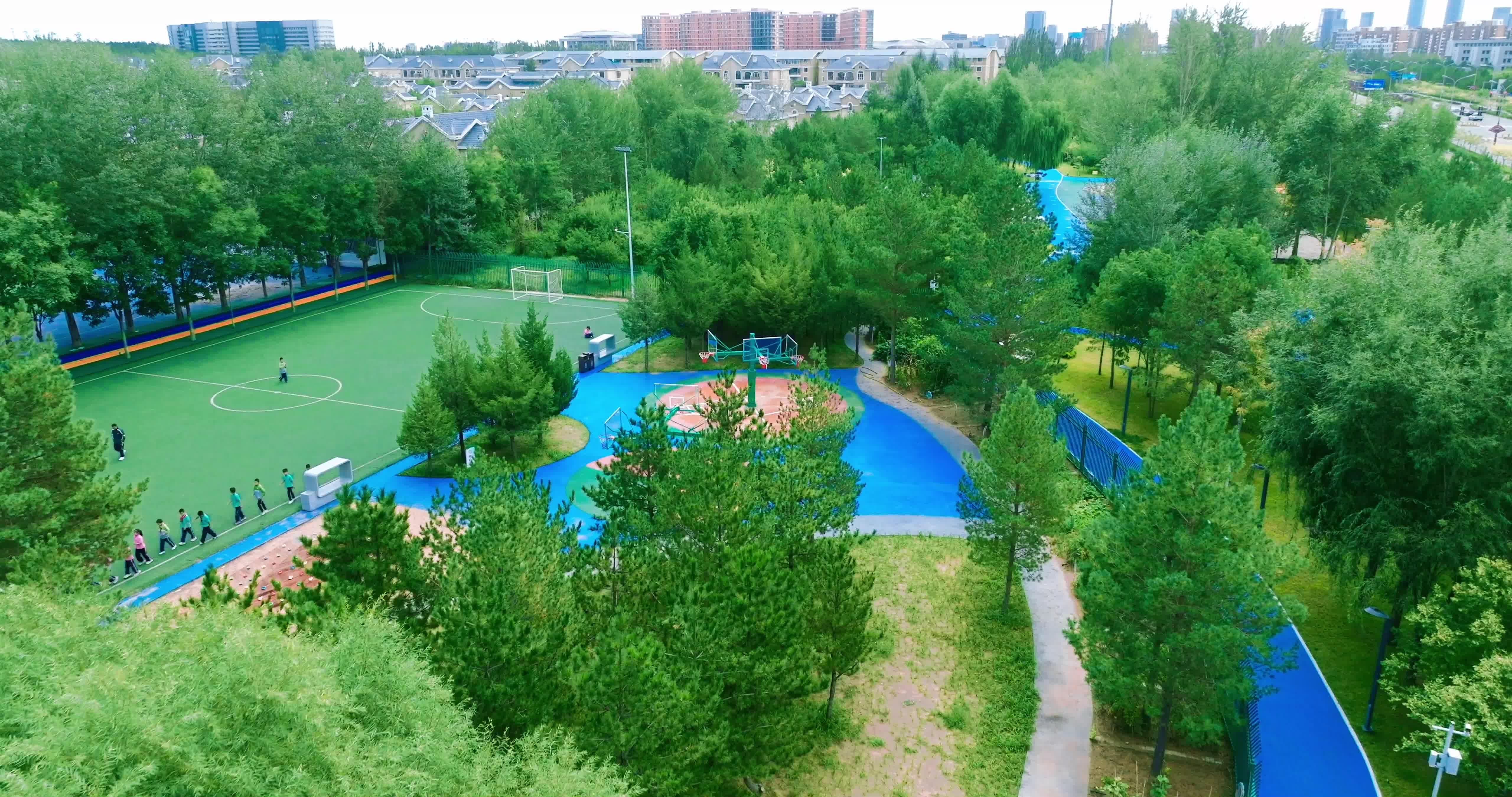 康巴什绿地跑道步行道视频素材画面2