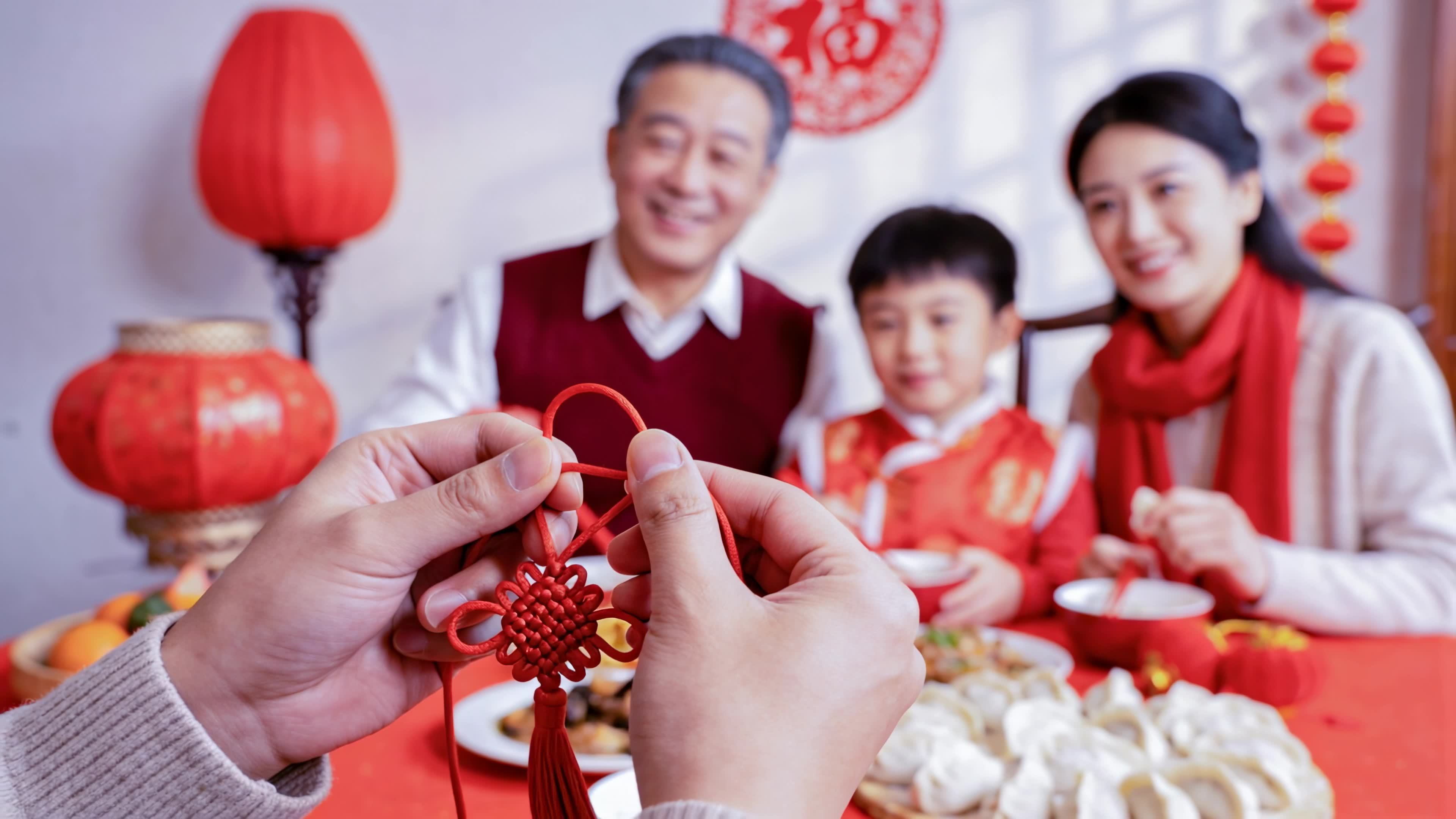 全家福挂中国结过新年视频素材画面1