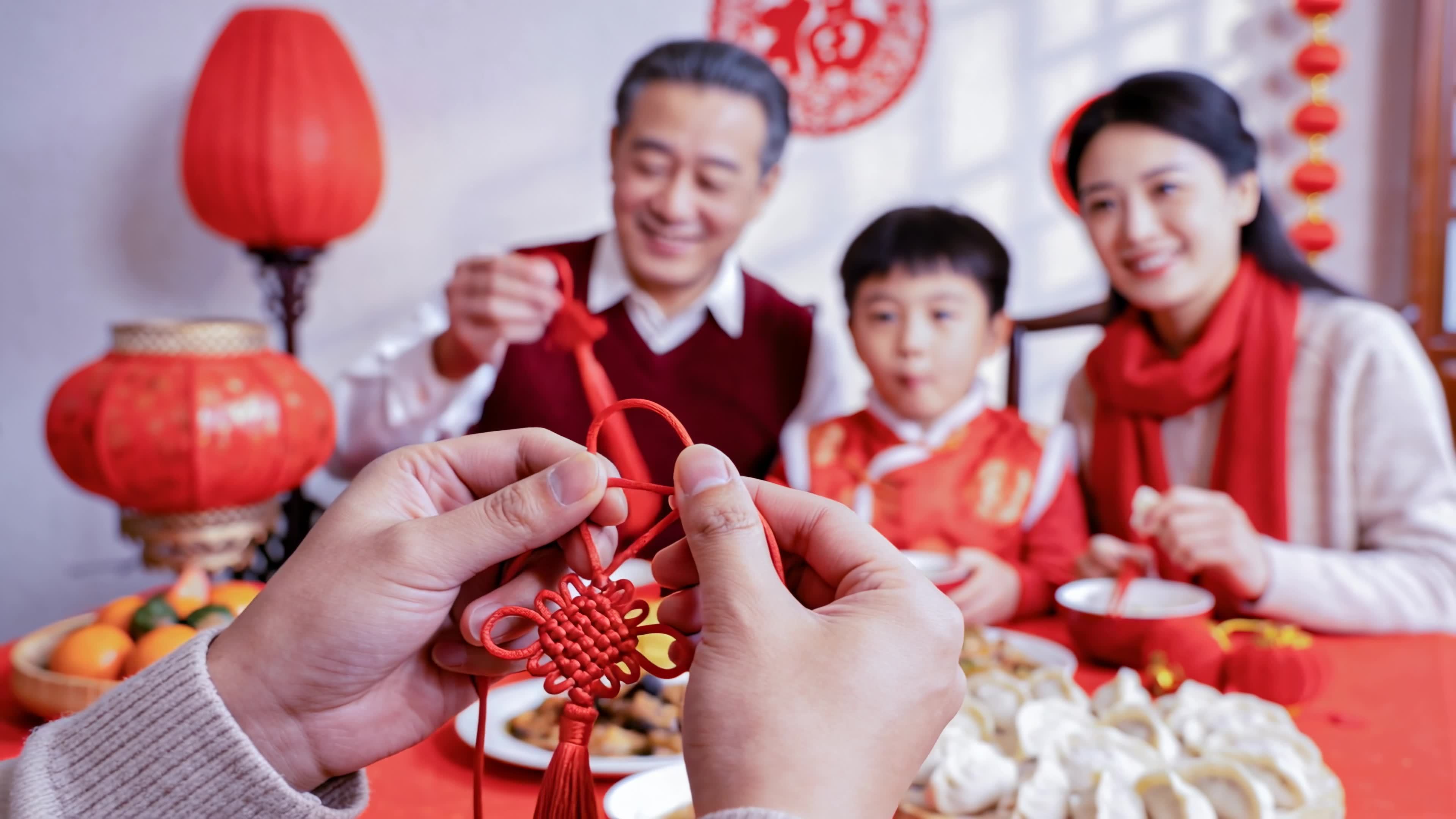 全家福挂中国结过新年视频素材画面2