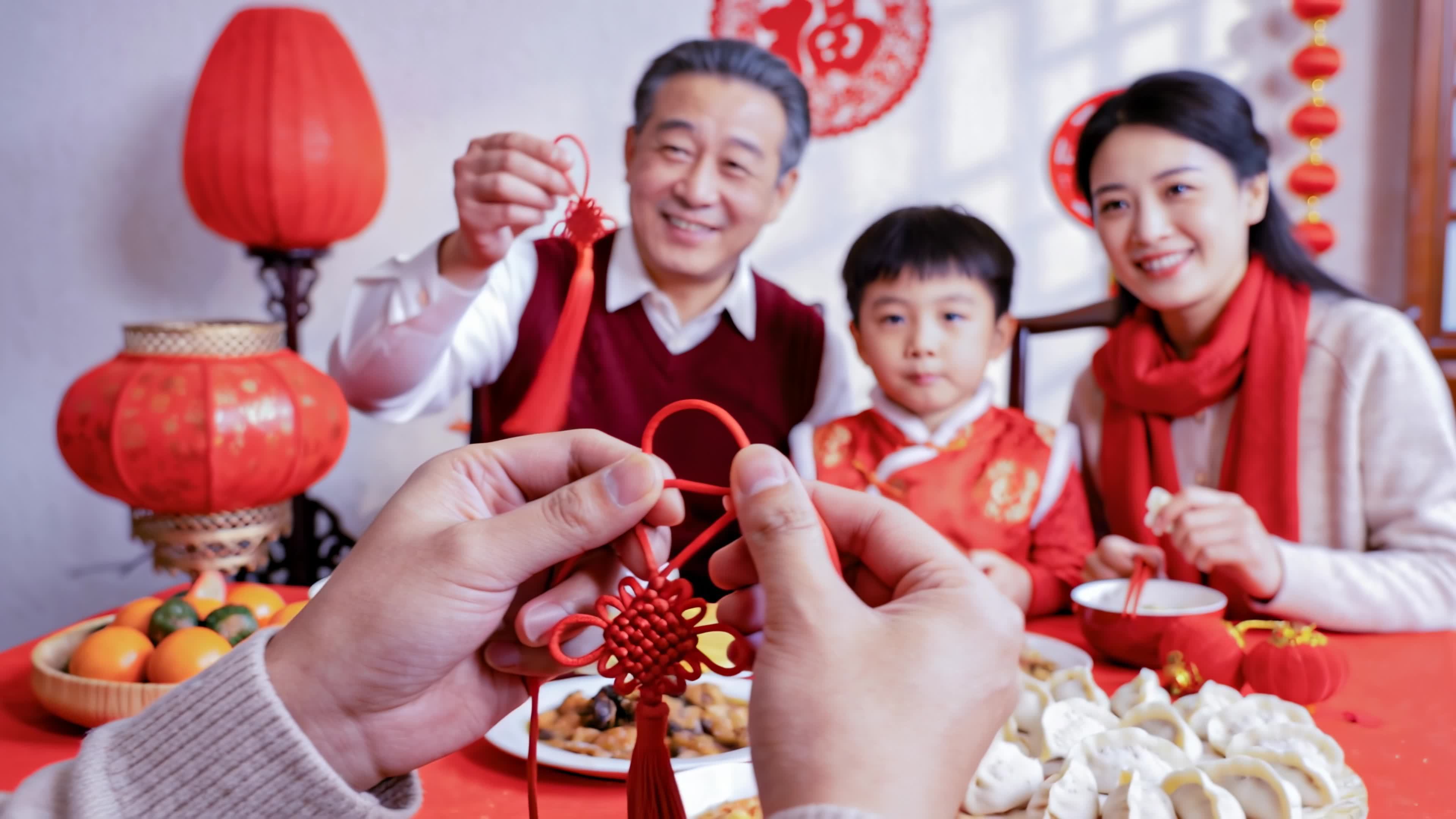 全家福挂中国结过新年视频素材画面4