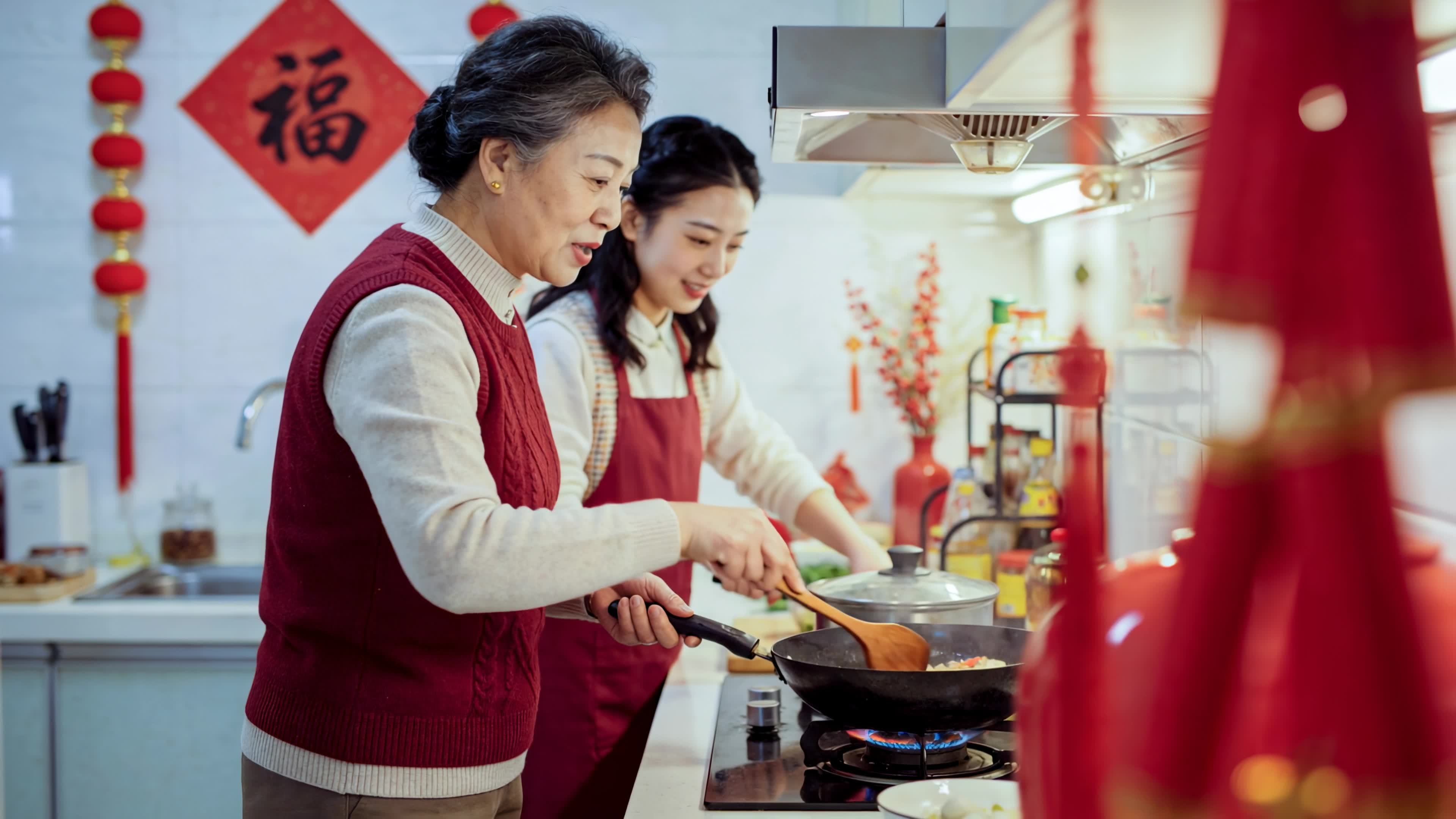 母女厨房做年夜饭视频素材画面1