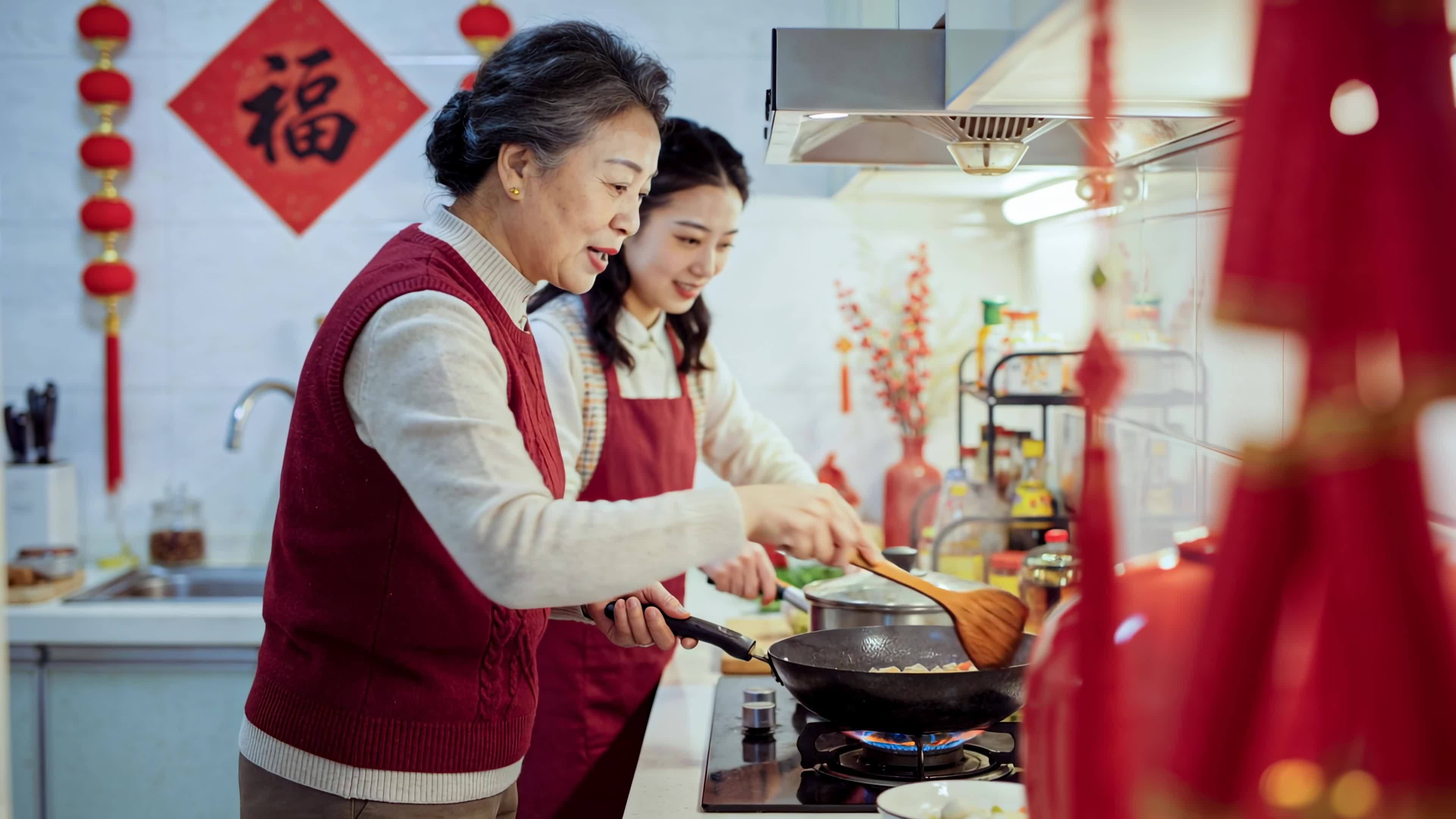 母女厨房做年夜饭视频素材画面2