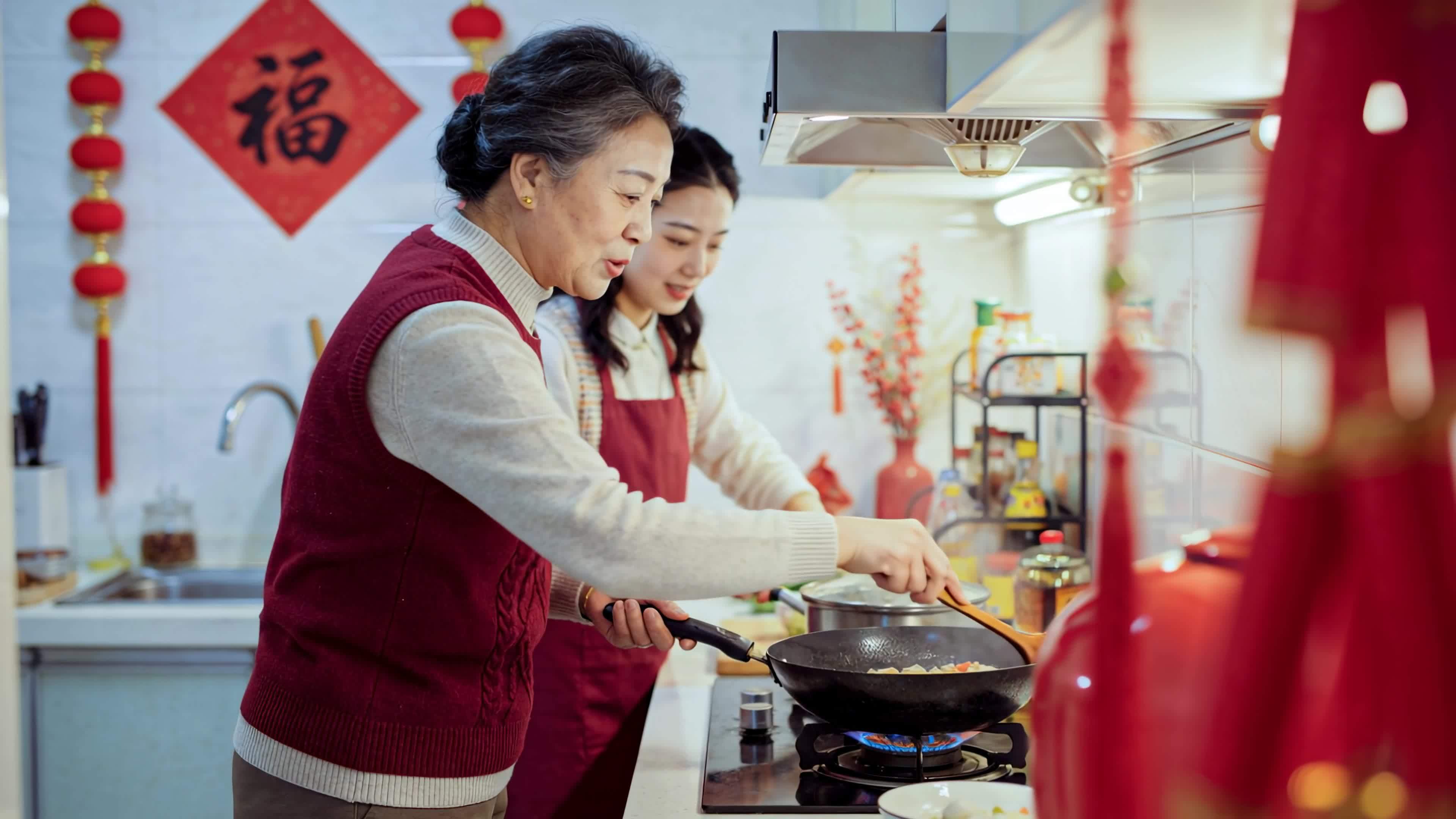 母女厨房做年夜饭视频素材画面4