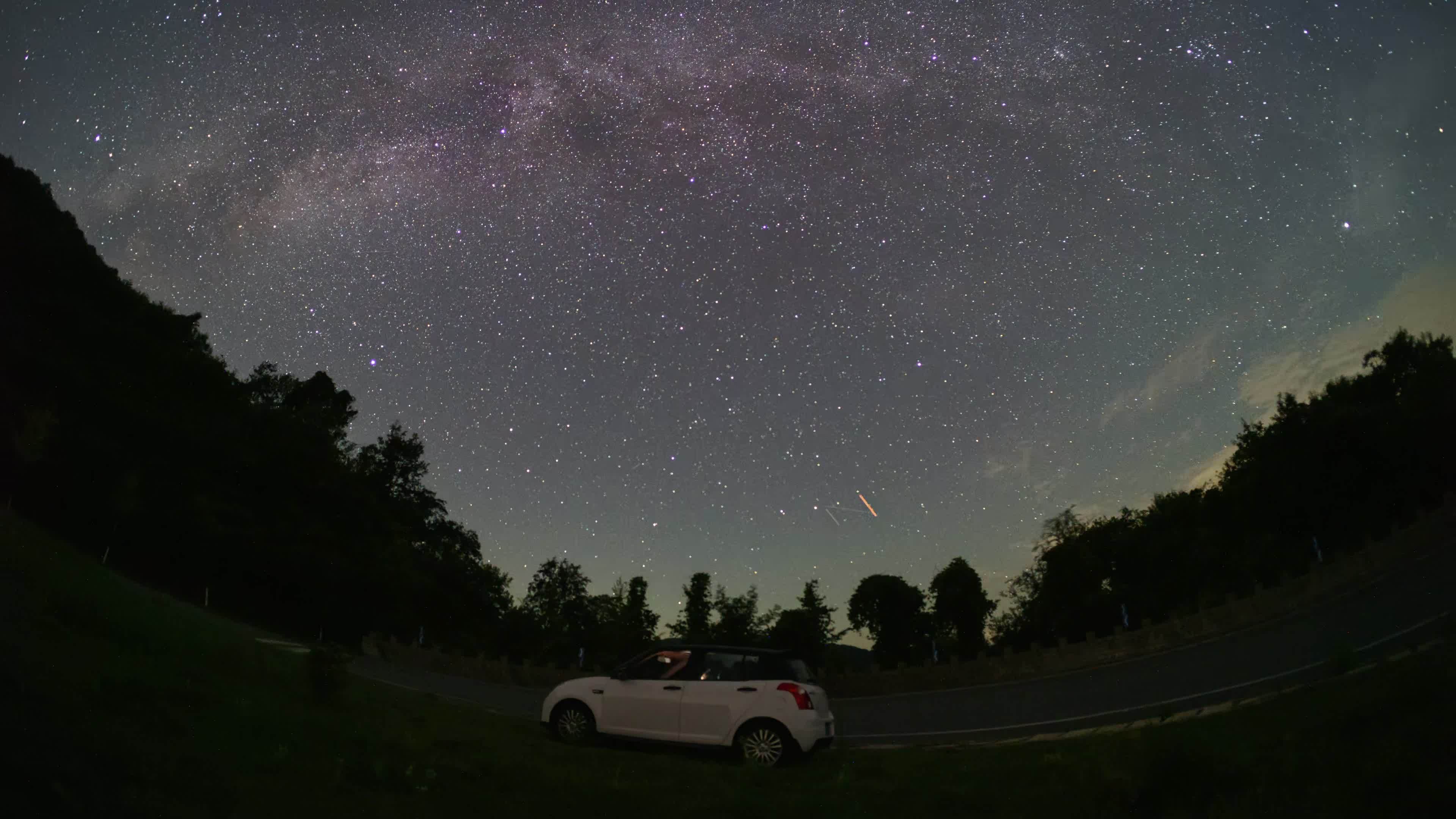 湖北天台山路边星空银河延时视频素材画面4