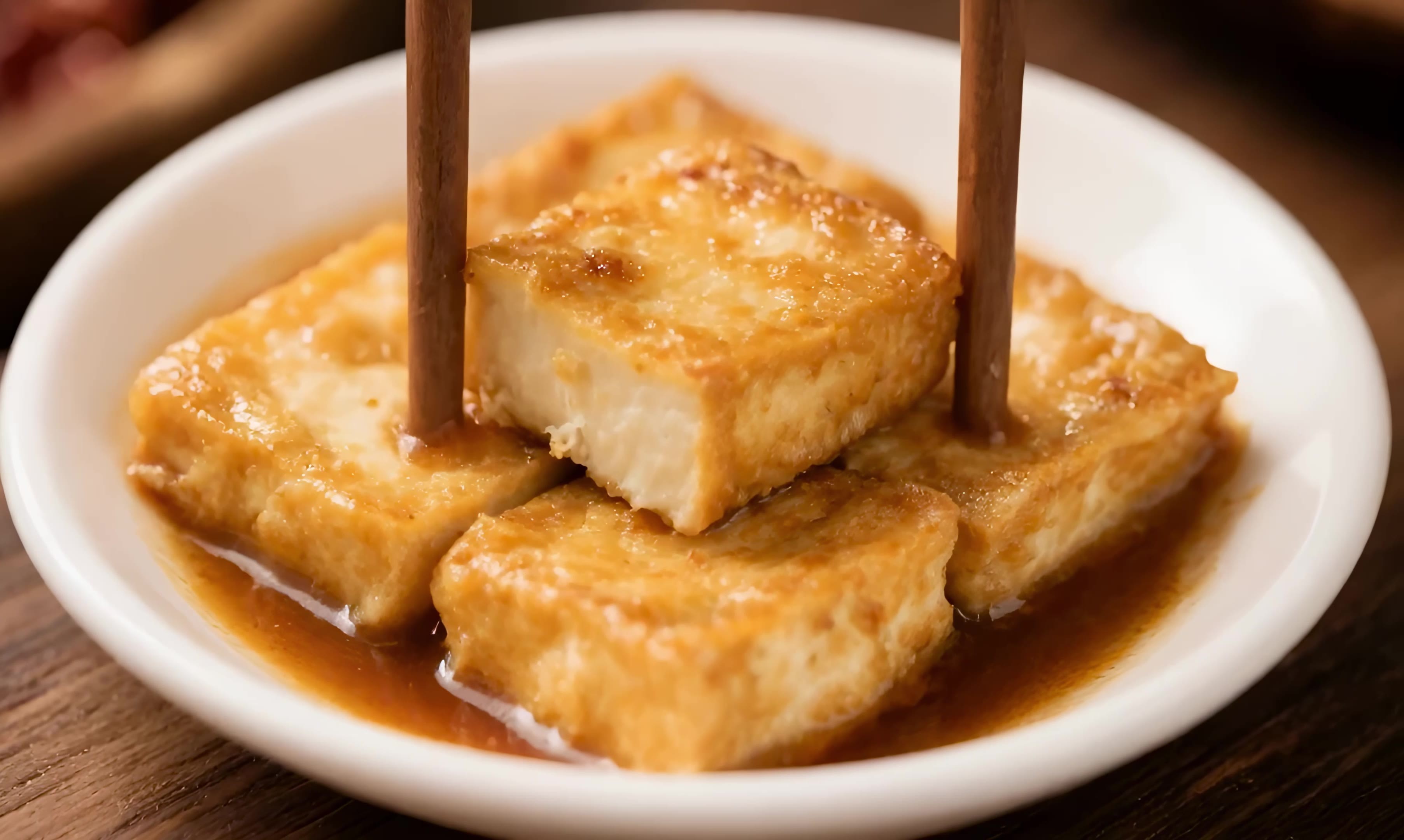手拿长毛豆腐特写38视频素材画面2