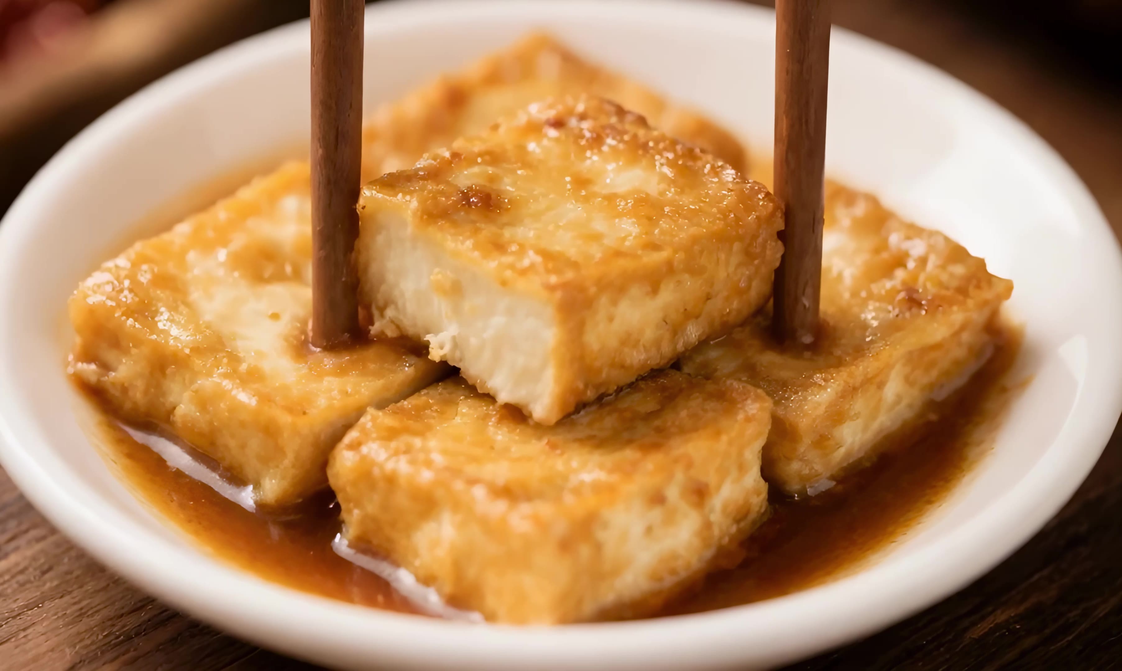 手拿长毛豆腐特写38视频素材画面3