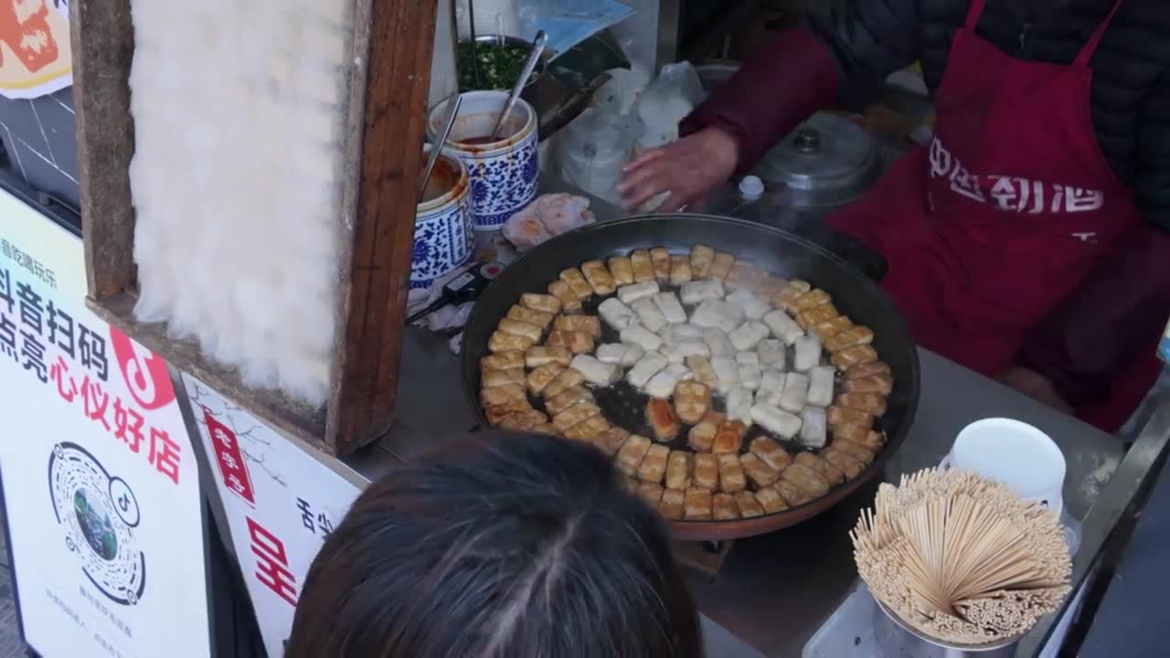 黄山市屯溪老街街头毛豆腐小吃摊实拍视频素材画面1