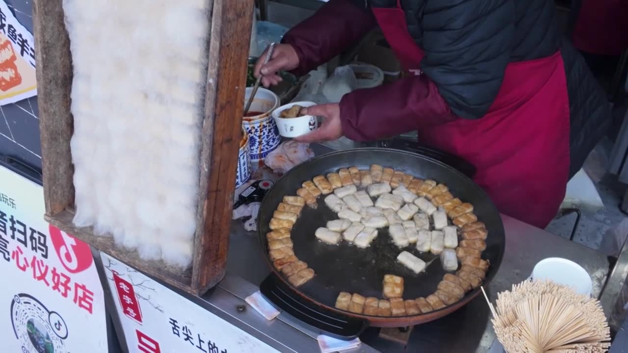 黄山市屯溪老街街头毛豆腐小吃摊实拍视频素材画面1