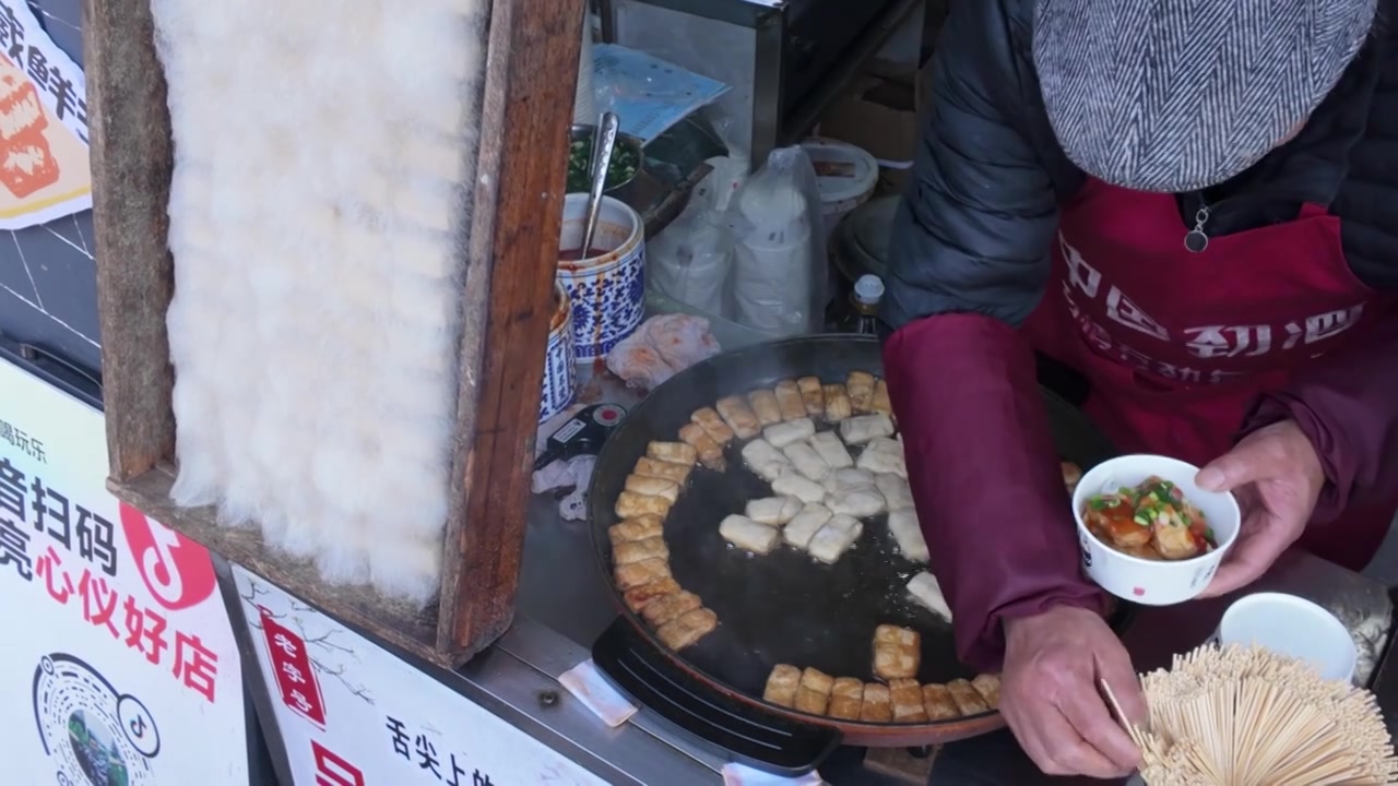 黄山市屯溪老街街头毛豆腐小吃摊实拍视频素材画面3