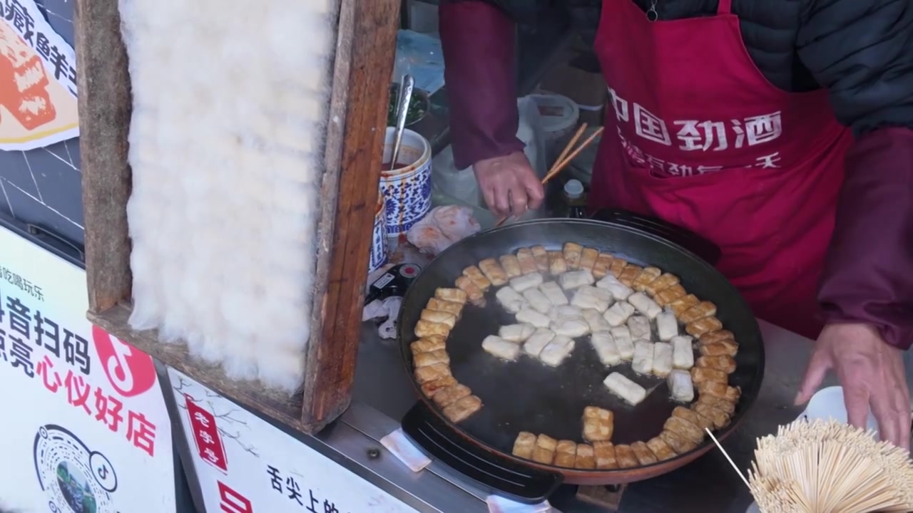 黄山市屯溪老街街头毛豆腐小吃摊实拍视频素材画面4
