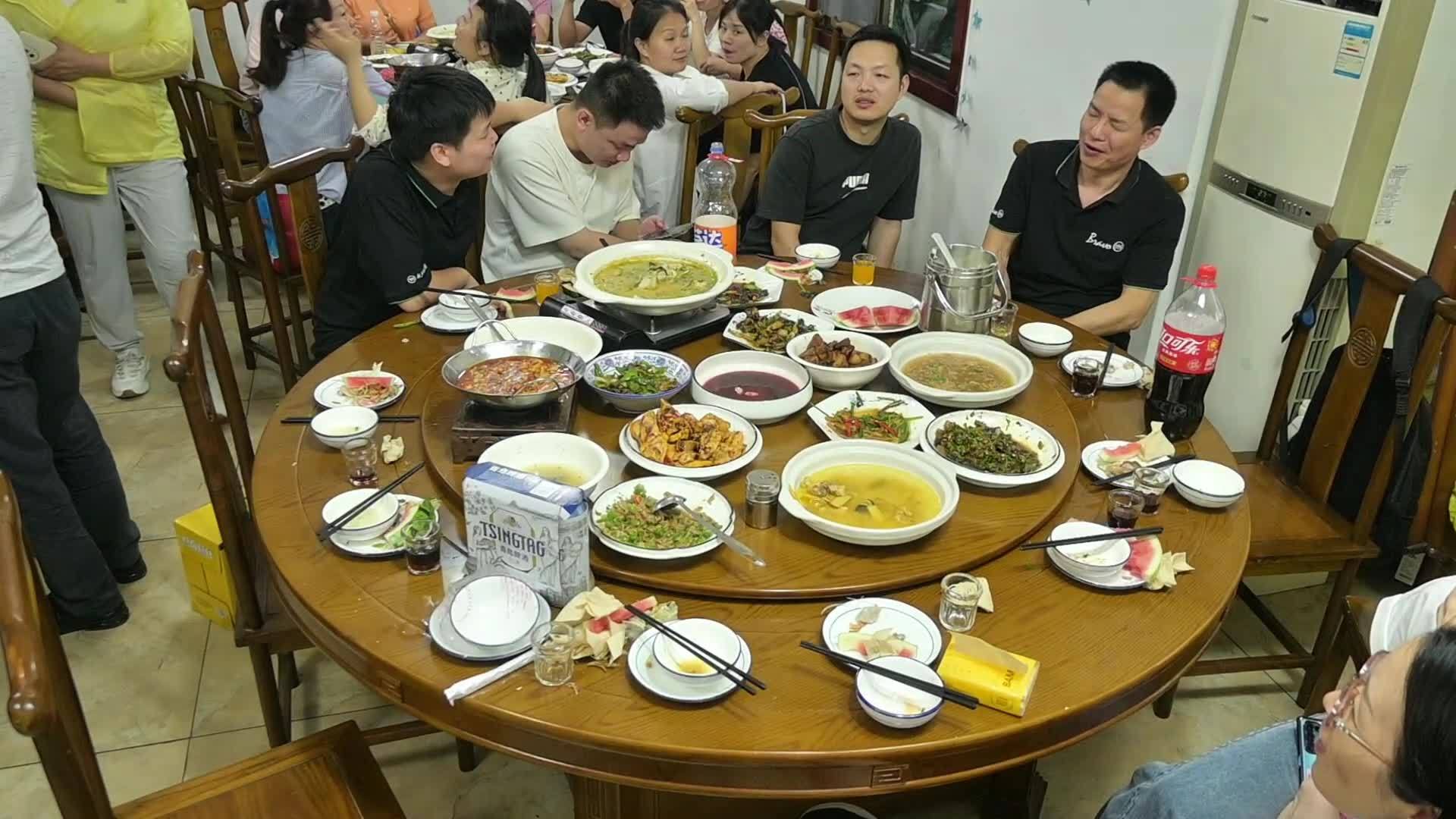 丰盛的团圆饭视频素材画面1