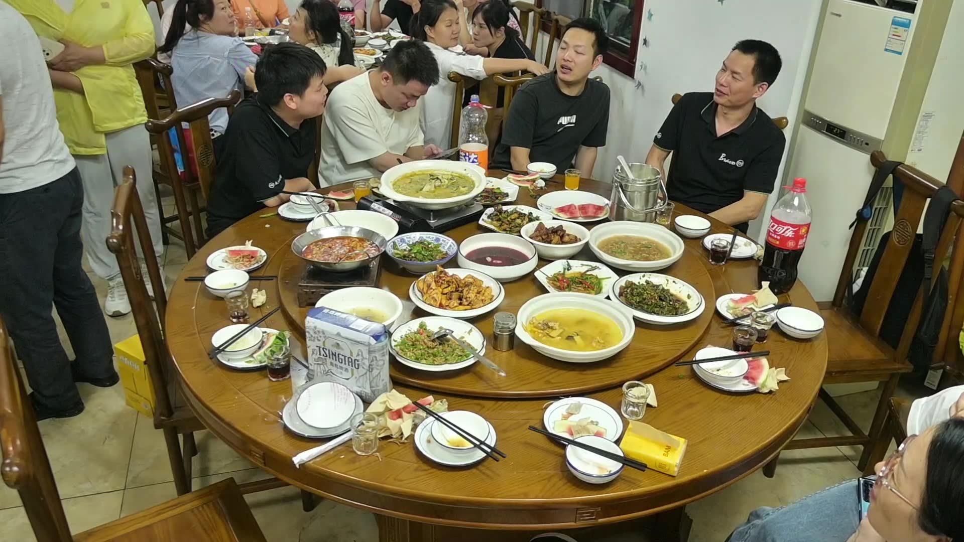 丰盛的团圆饭视频素材画面2