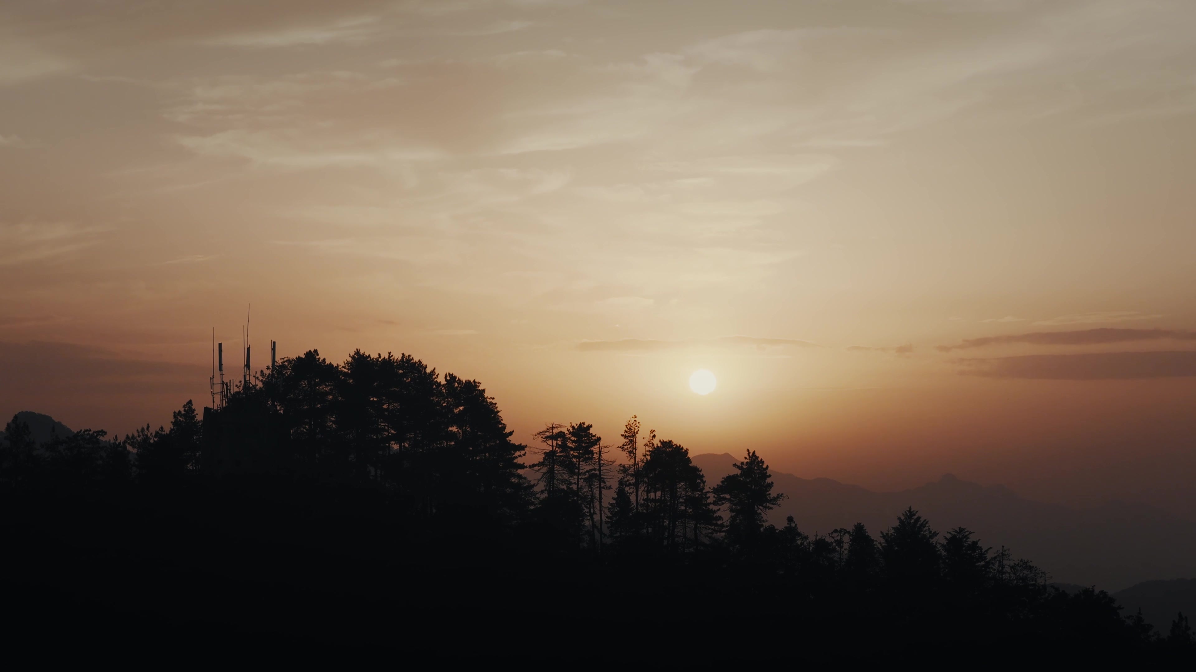 夕阳下的山林剪影视频素材画面2
