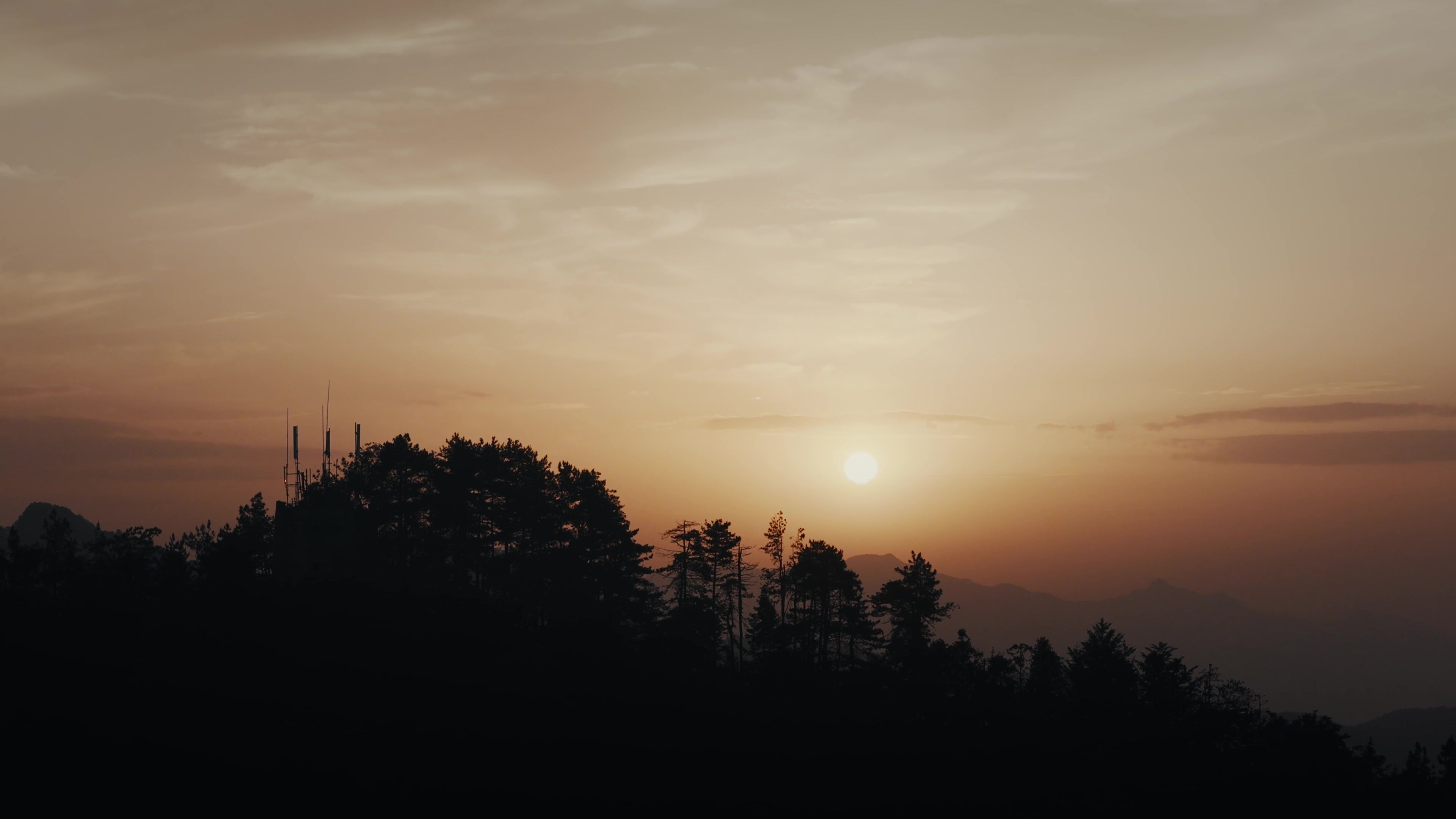 夕阳下的山林剪影视频素材画面4