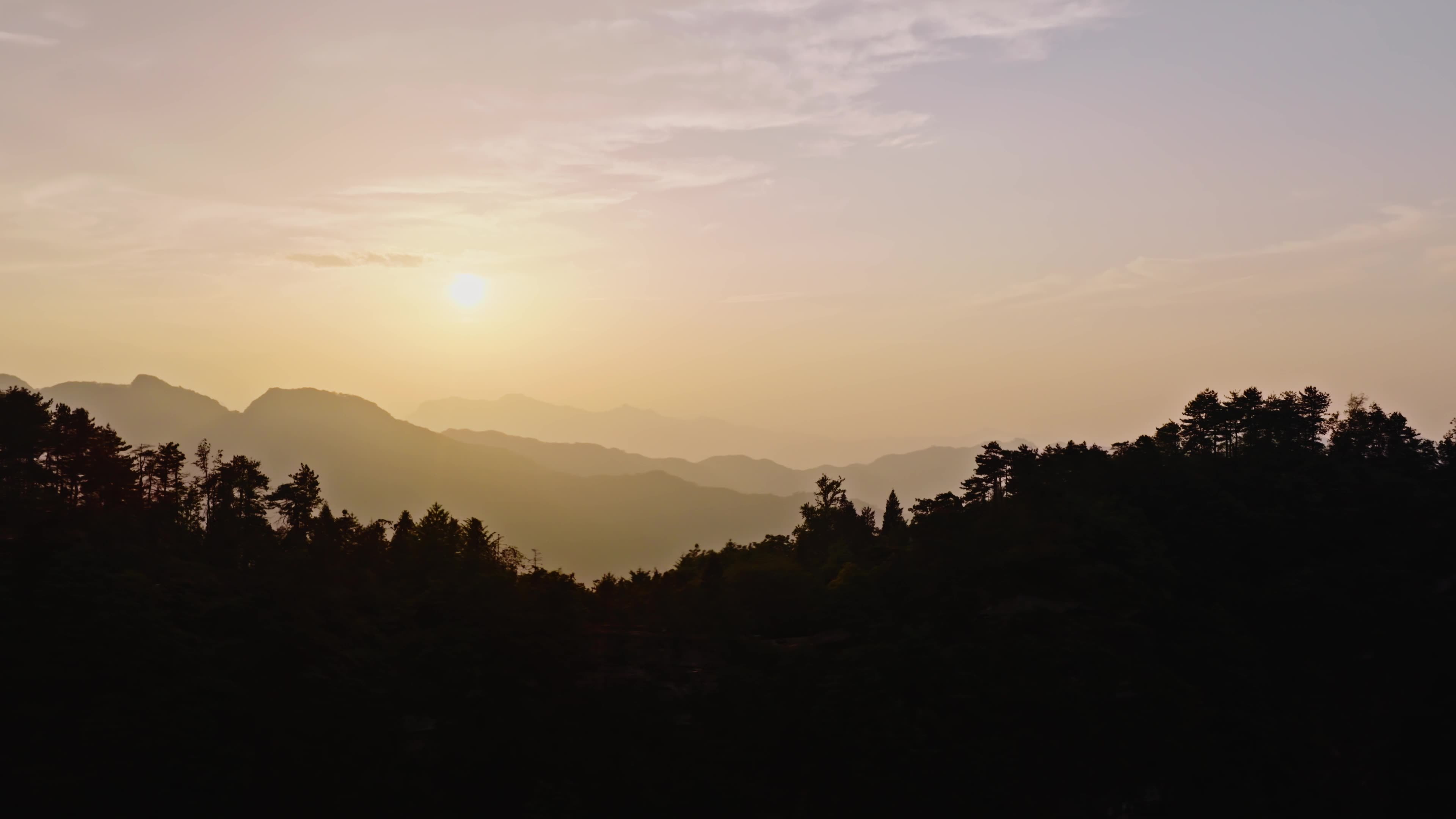 武当山紫霄宫顶鸟瞰群山1视频素材画面1