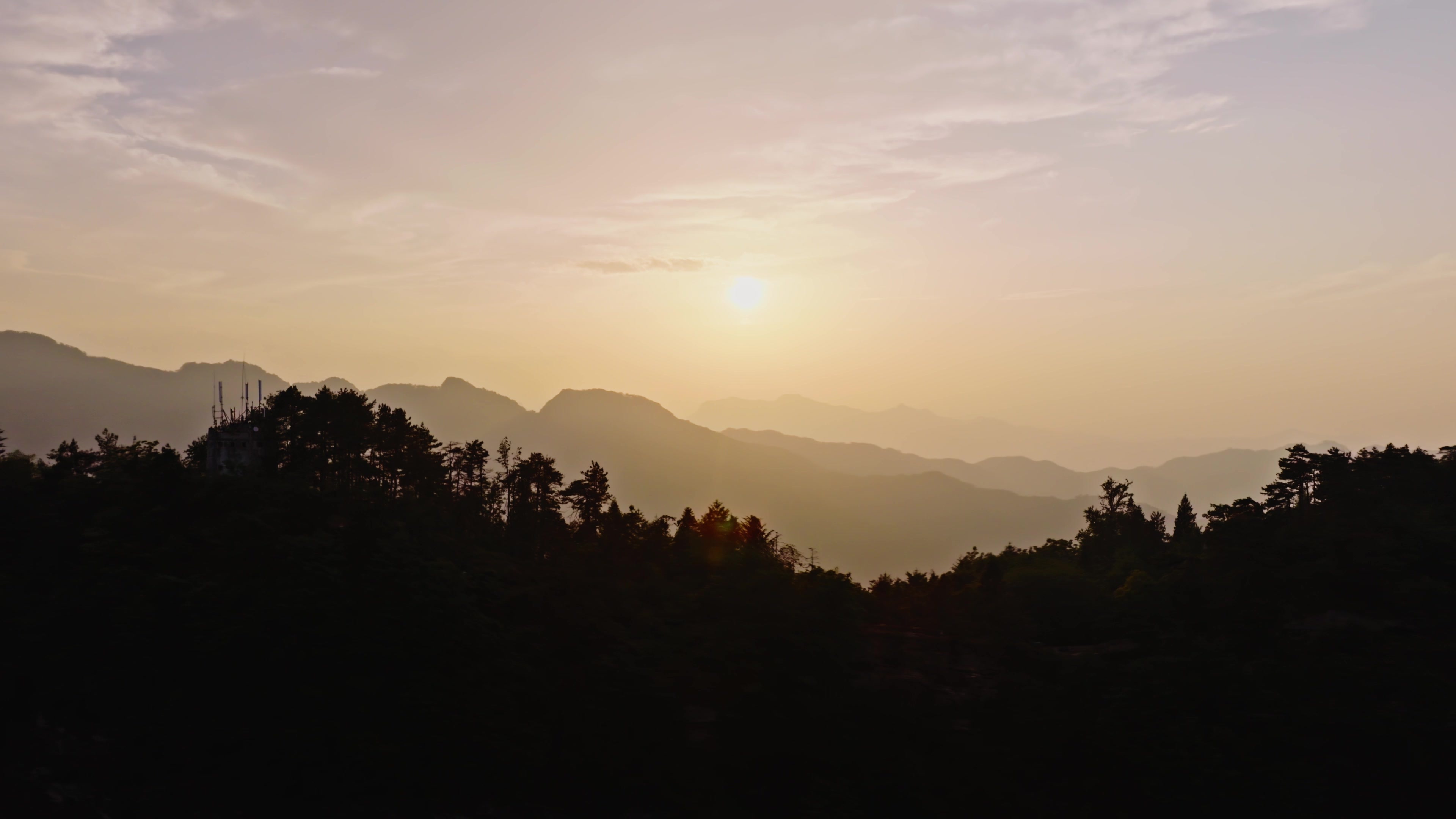 武当山紫霄宫顶鸟瞰群山1视频素材画面2