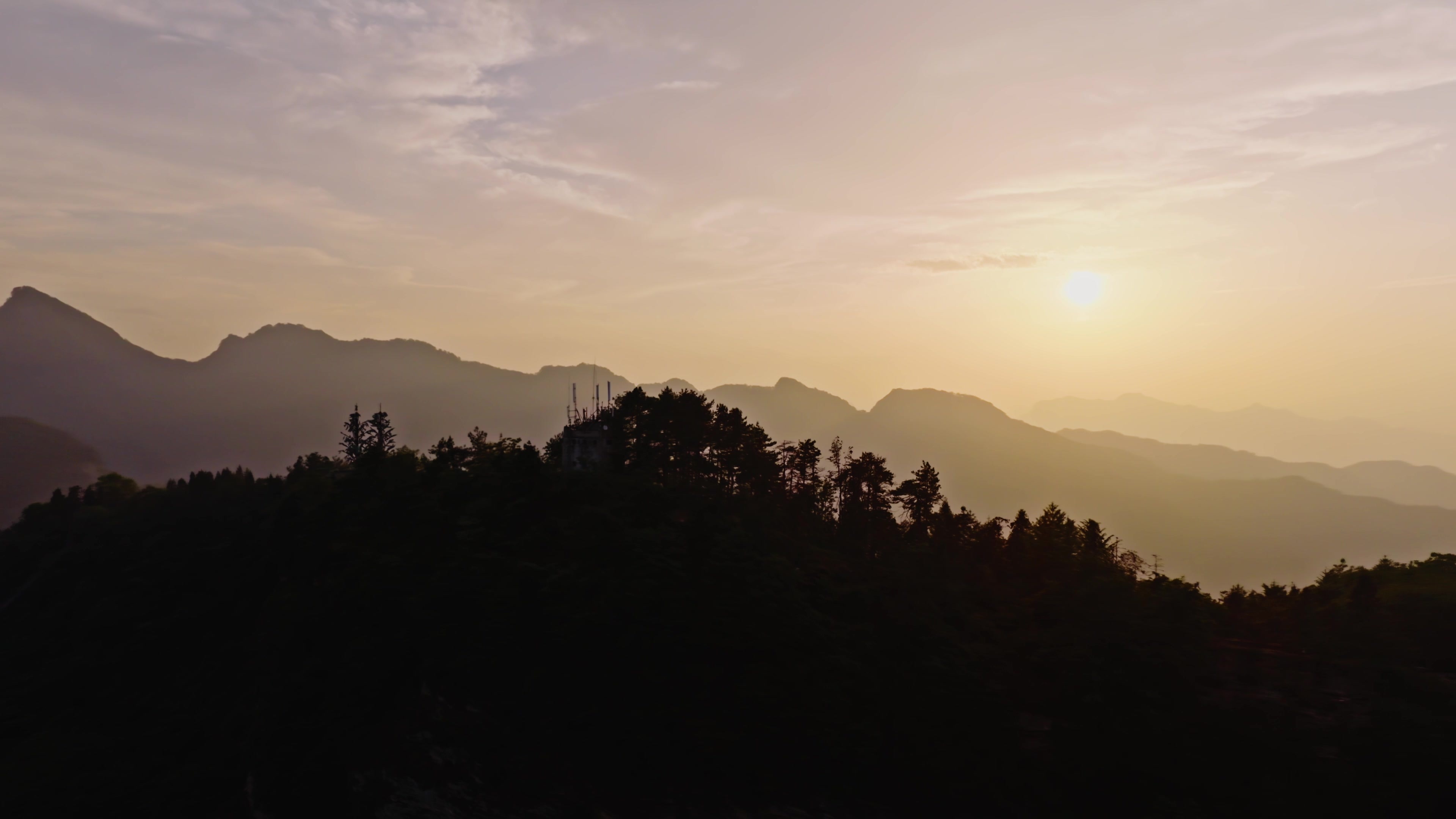 武当山紫霄宫顶鸟瞰群山1视频素材画面3