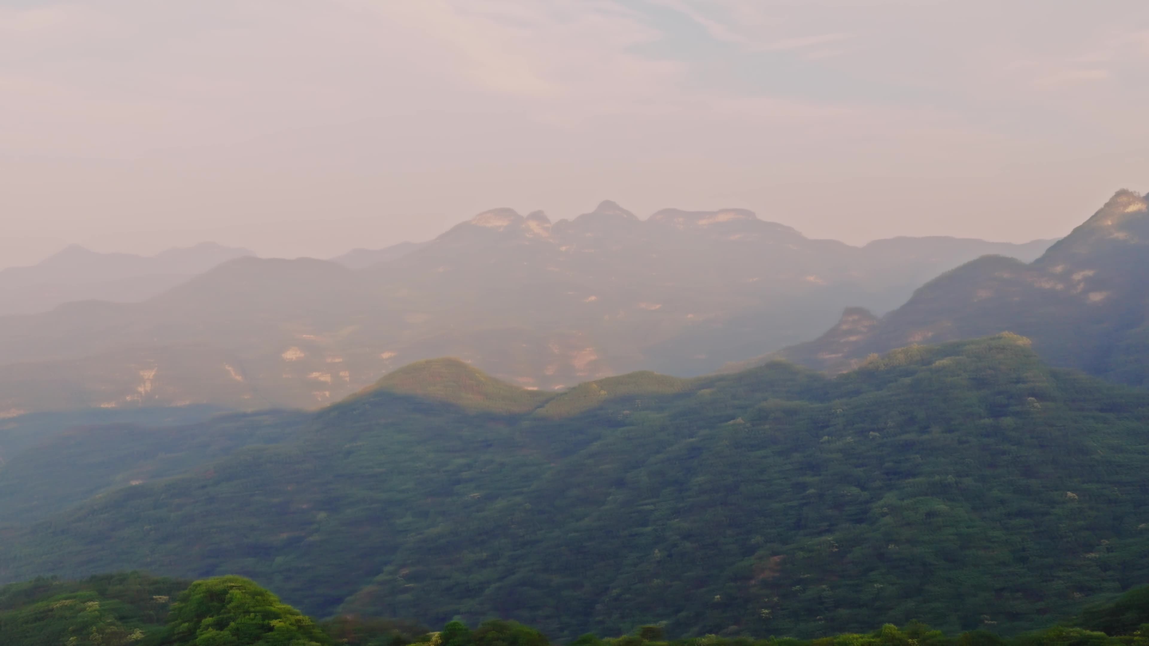 武当山紫霄宫顶鸟瞰群山2视频素材画面1
