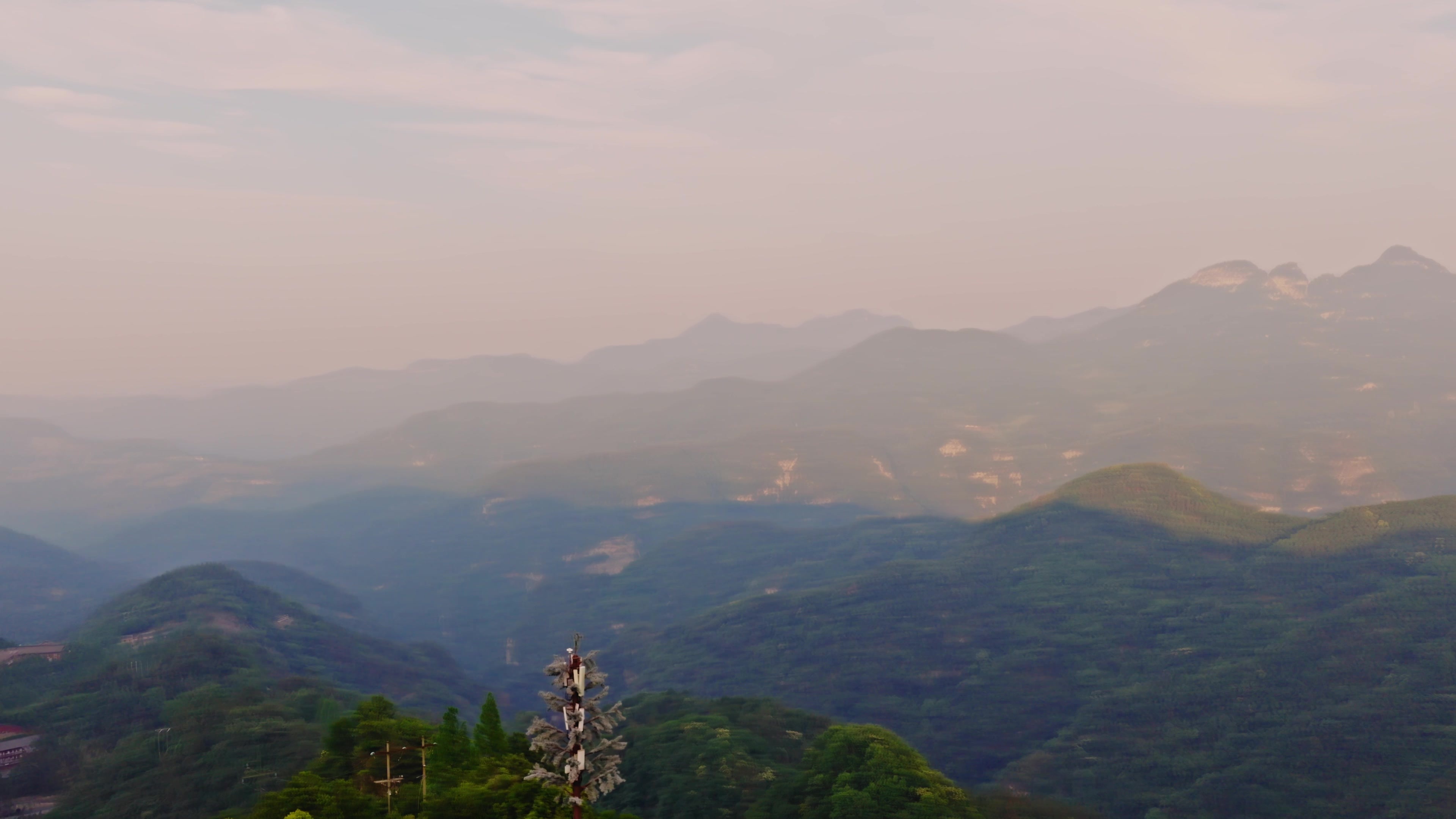 武当山紫霄宫顶鸟瞰群山2视频素材画面2