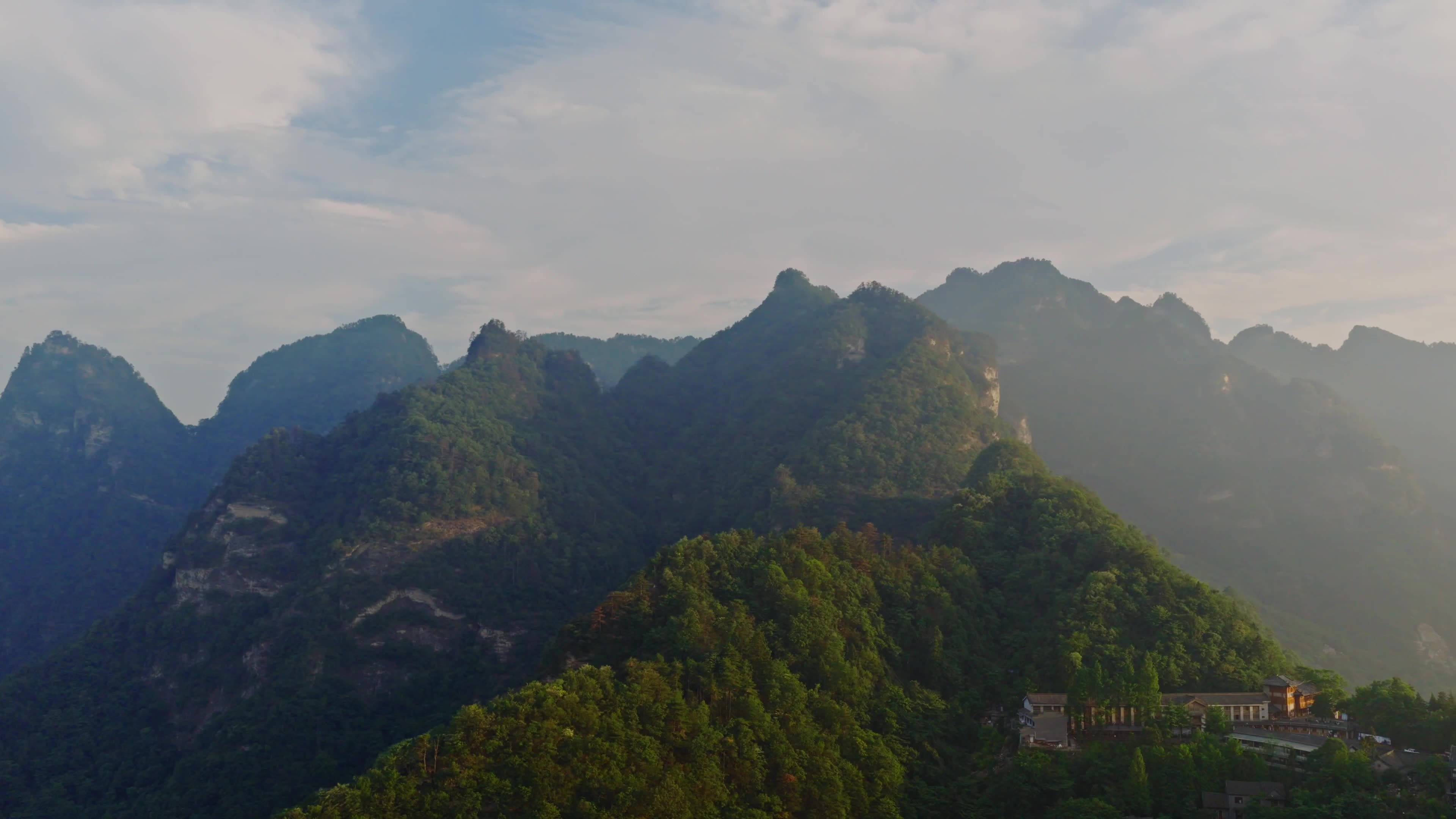 武当山紫霄宫顶鸟瞰群山3视频素材画面1